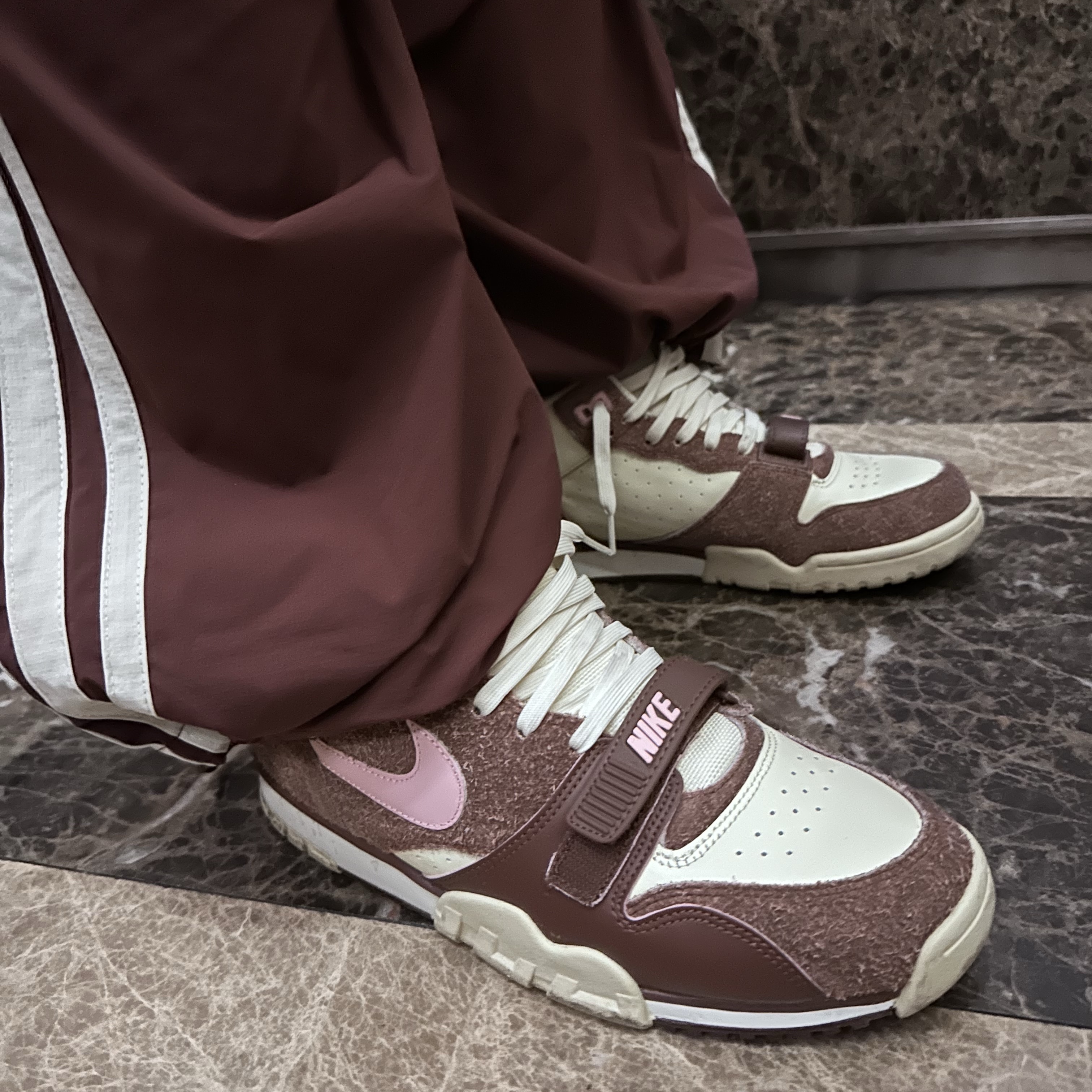 Nike Air Trainer 1 Soft Pink and Coconut Milk, Gentle Monster x Maison Margiela MM011 Clear Black Gradient 착용 스타일 - 4