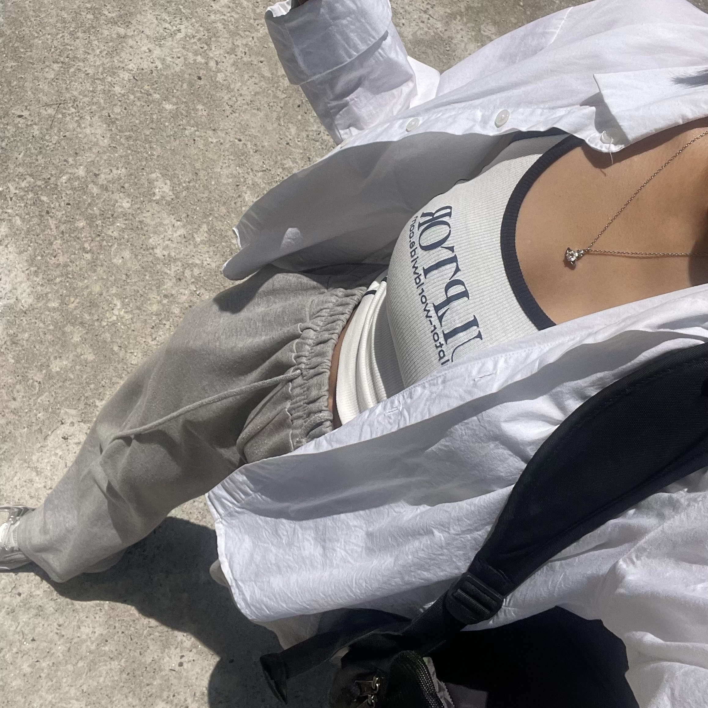 (W) Sculptor Classic Logo Halter Top White 착용 스타일 - 1