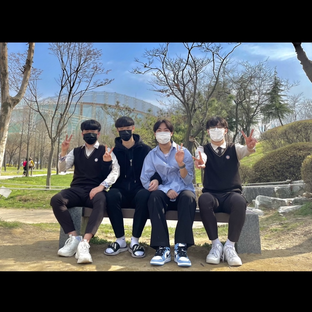 Jordan 1 Retro High OG University Blue, Nike Air Force 1 '07 Low White 착용 스타일