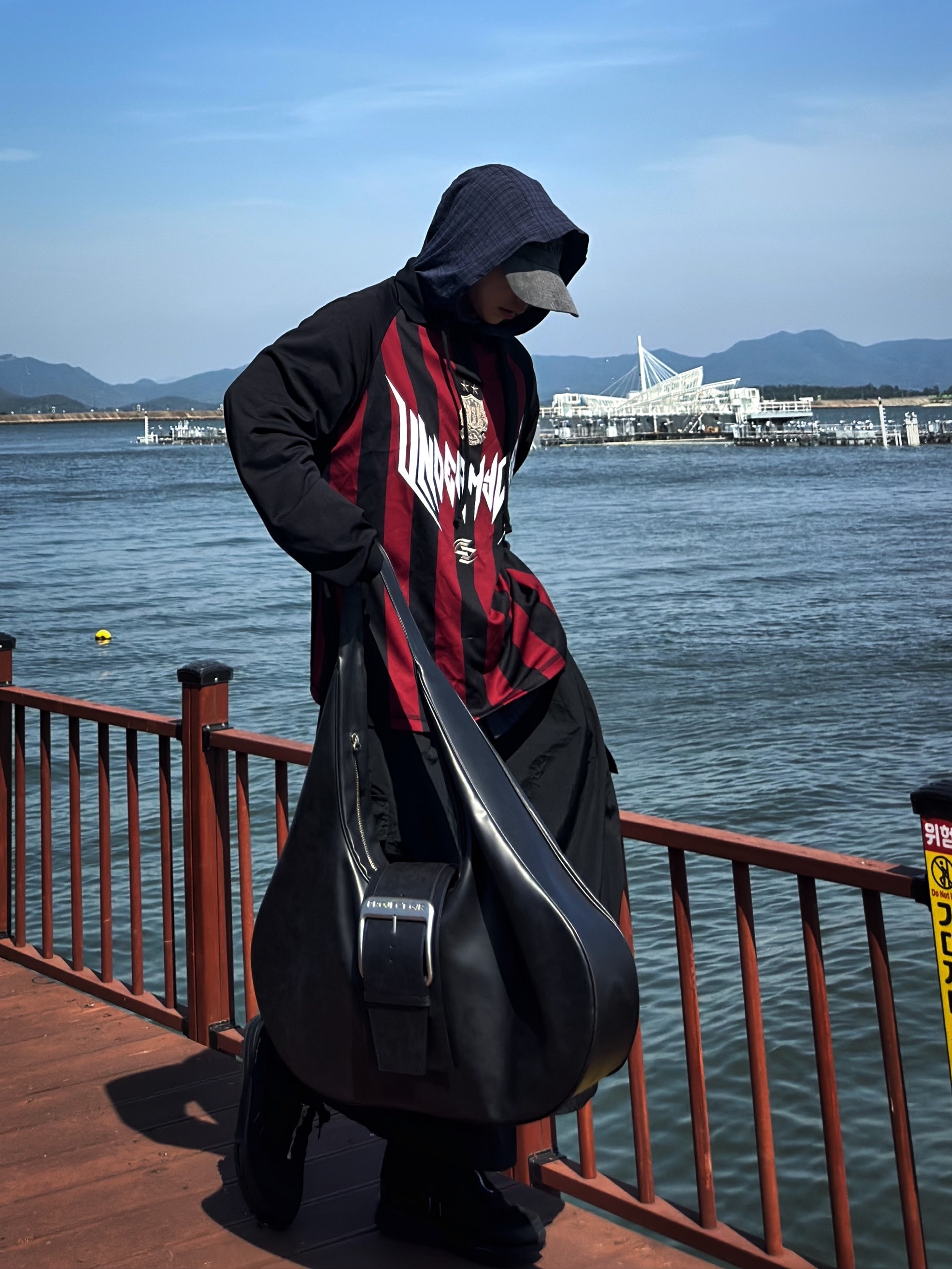 Project G/R Mega Buckle Hobo Bag Black 착용 스타일 - 1