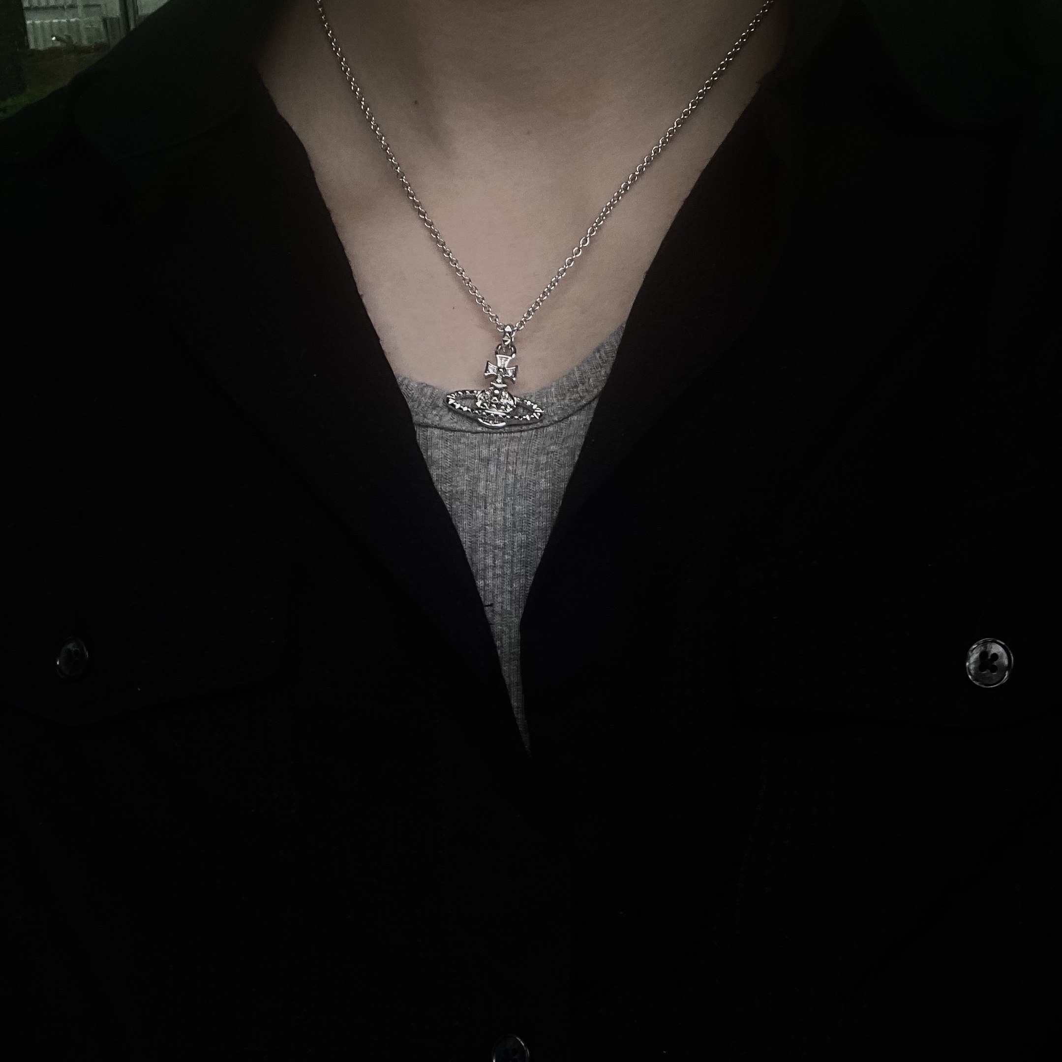 Vivienne Westwood Mayfair Bas Relief Pendant Silver 착용 스타일 - 2