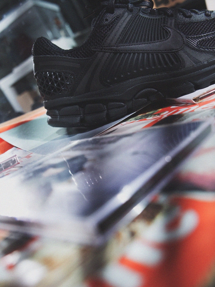 Nike Zoom Vomero 5 SP Black, Supreme x Visla Magazine Supreme Special Issue 착용 스타일 - 1