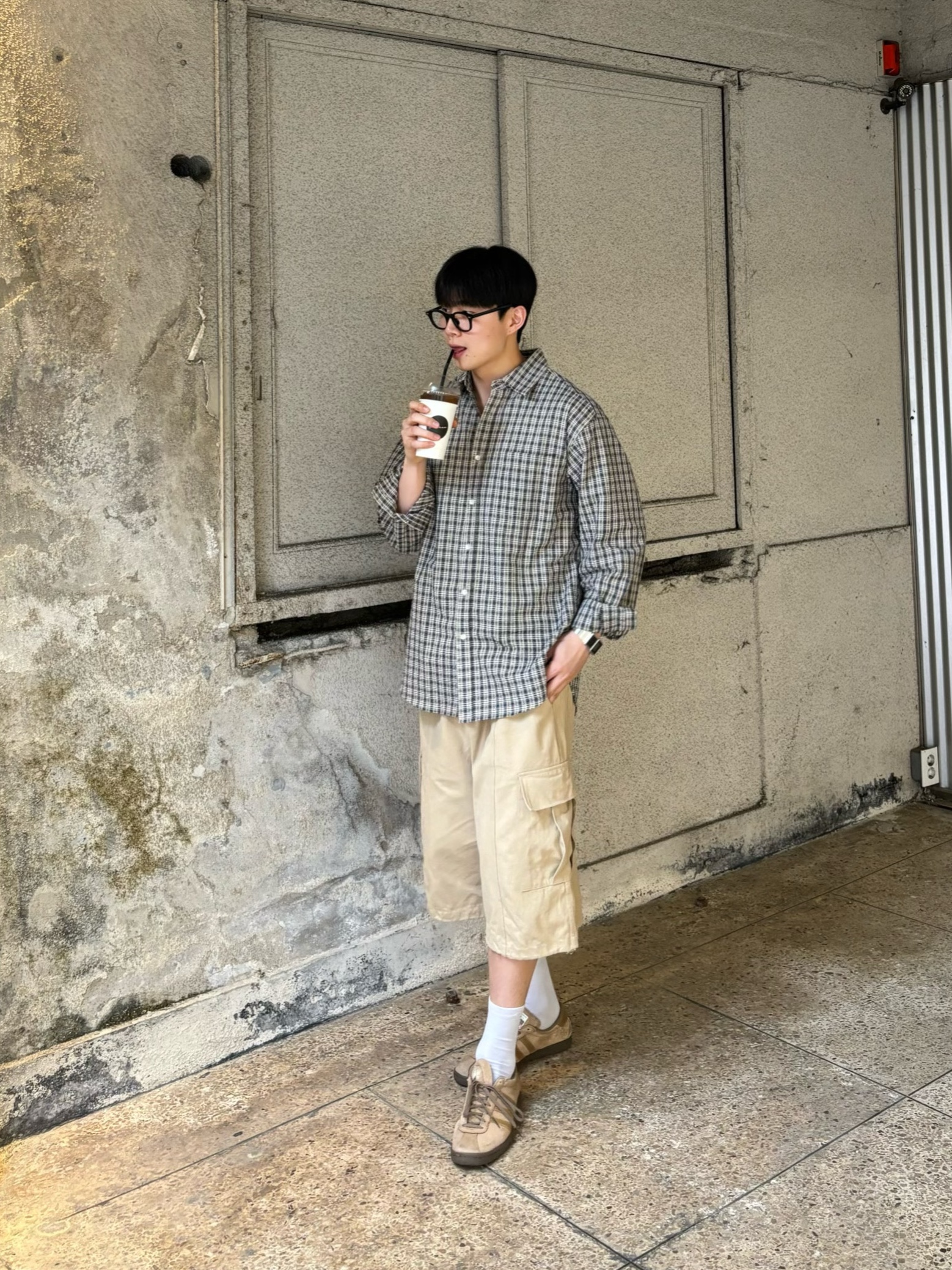 Adidas Tobacco Pantone Mesa 착용 스타일