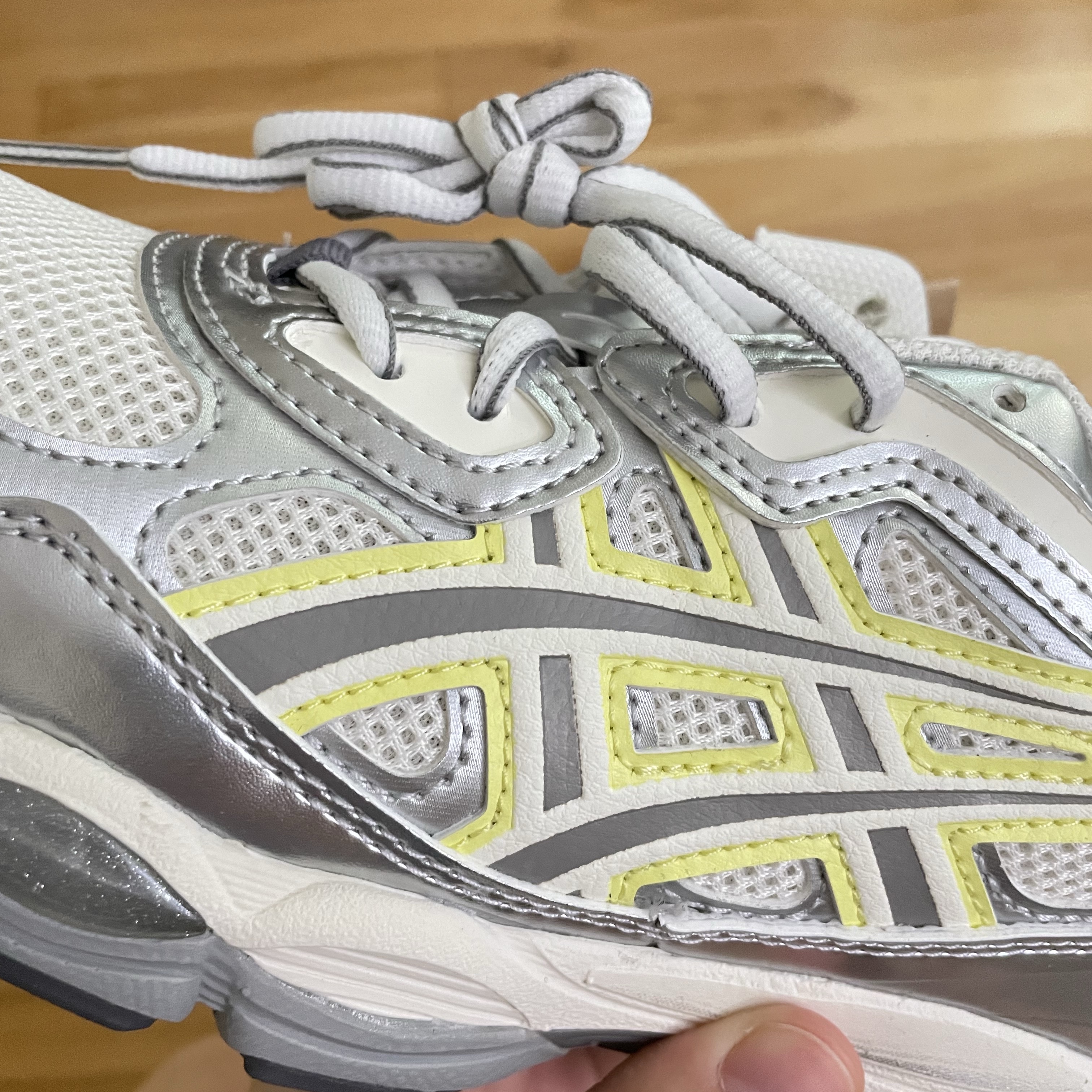 (W) Asics x Emmi Gel-NYC White Huddle Yellow 착용 스타일 - 2