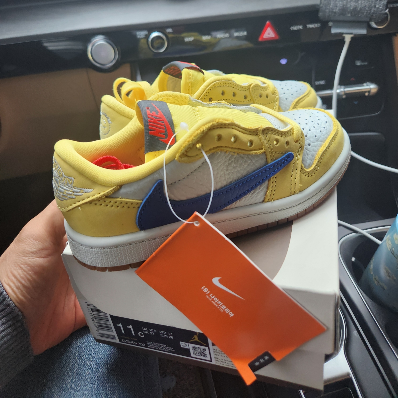 (PS) Jordan 1 x Travis Scott Retro Low OG SP Canary 착용 스타일 - 1