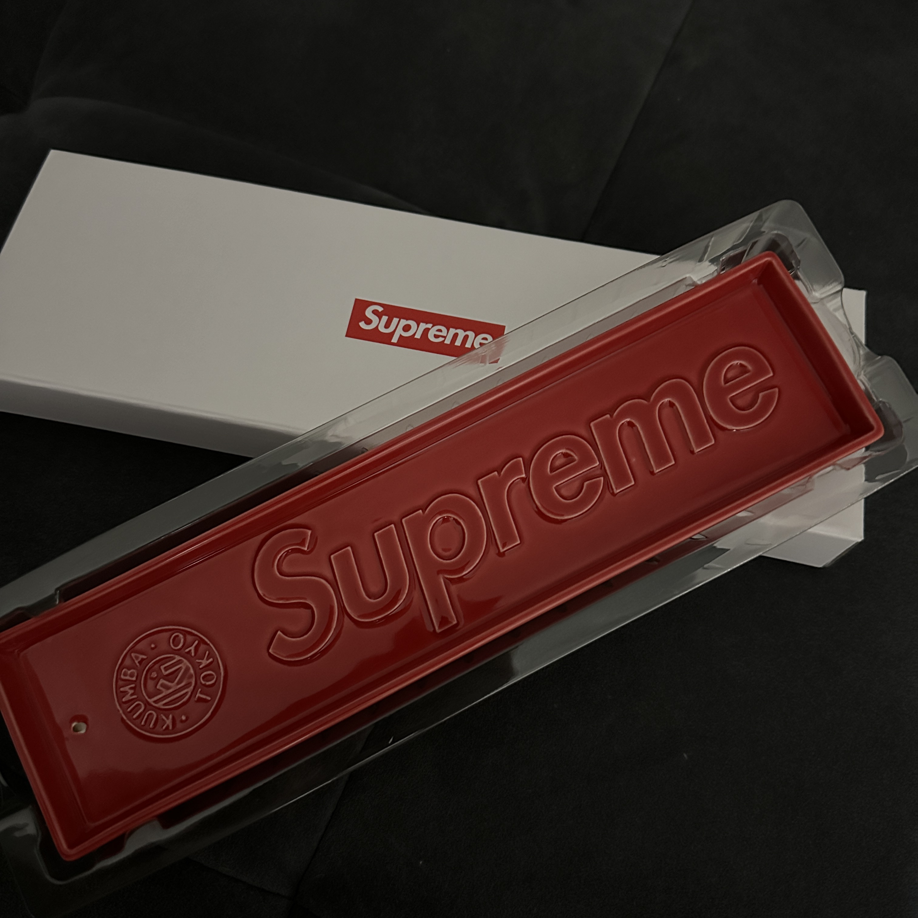 Supreme Kuumba Incense Tray Red - 24SS 착용 스타일