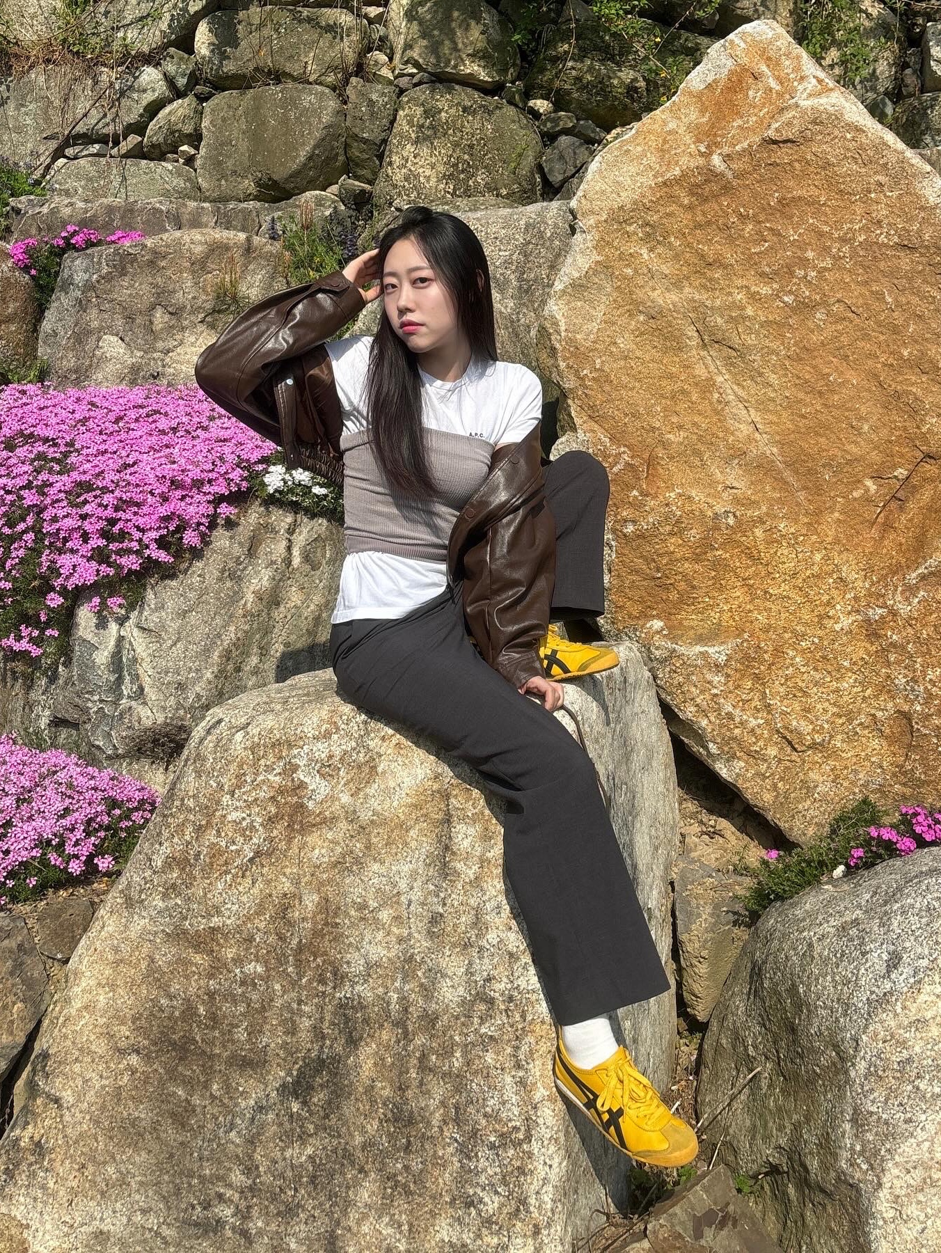 Onitsuka Tiger Mexico 66 Yellow Black 착용 스타일 - 4