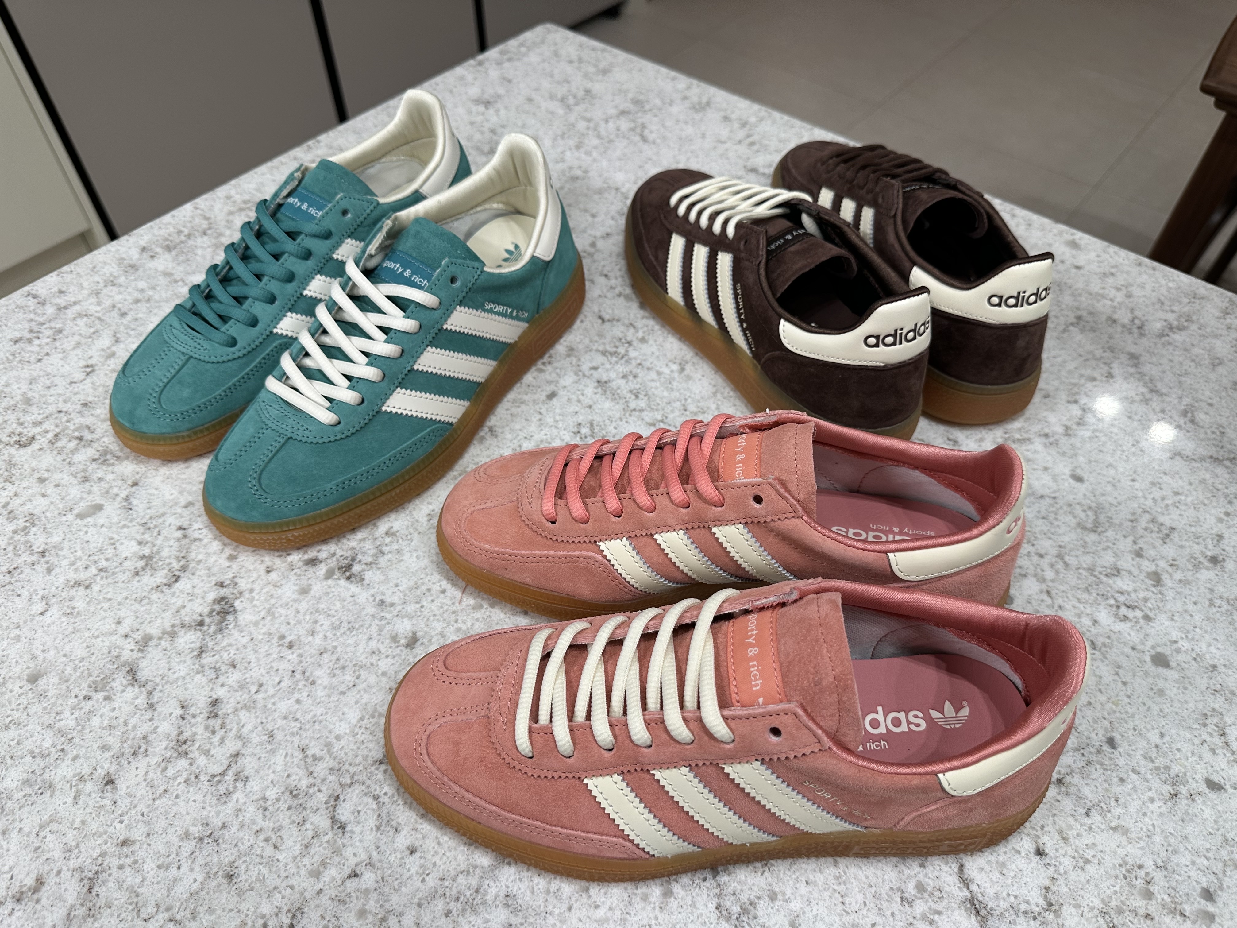 Adidas x Sporty & Rich Spezial Handball Pantone Cream White, Adidas x Sporty & Rich Spezial Handball Auburn Cream White 착용 스타일 - 2