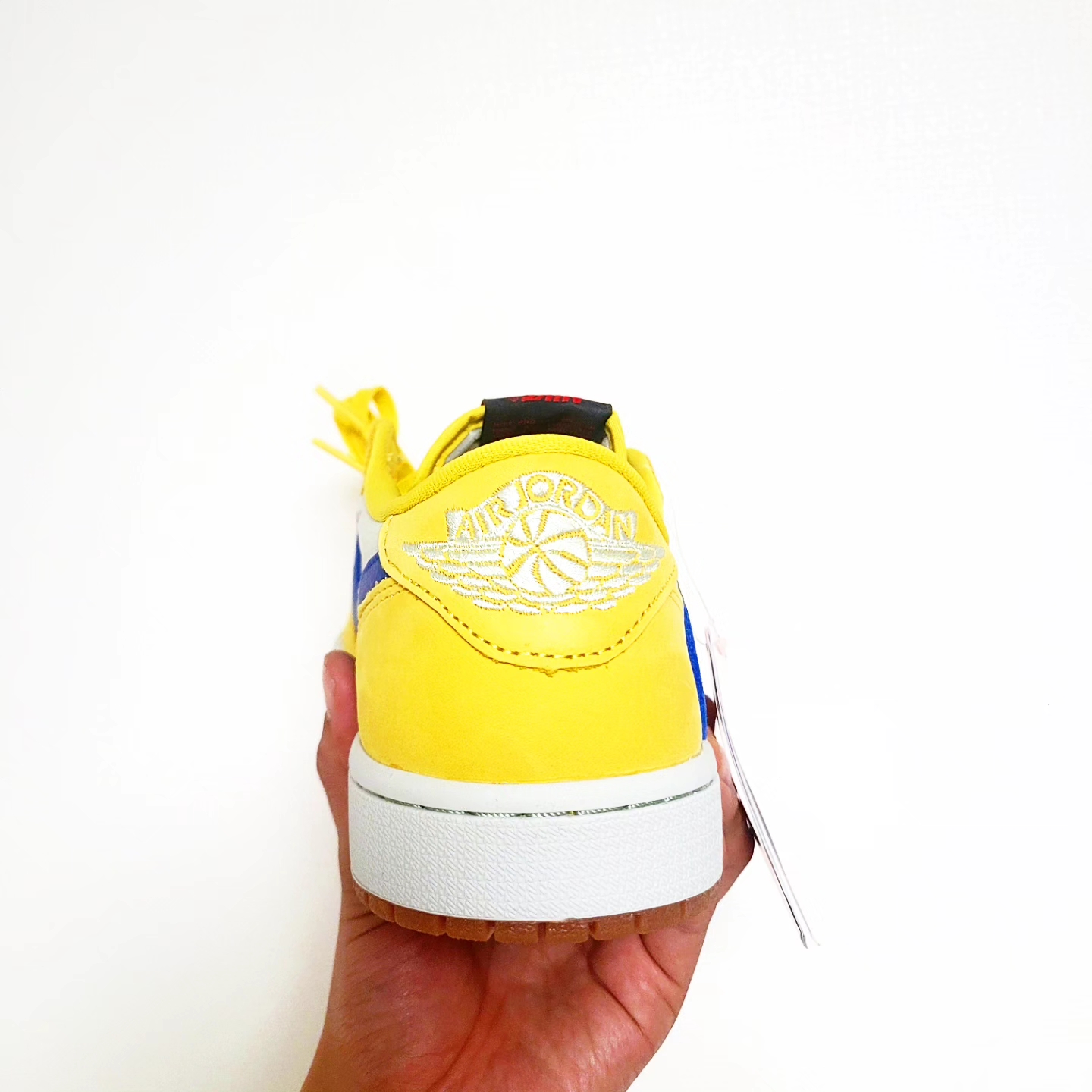 (W) Jordan 1 x Travis Scott Retro Low OG SP Canary 착용 스타일 - 3