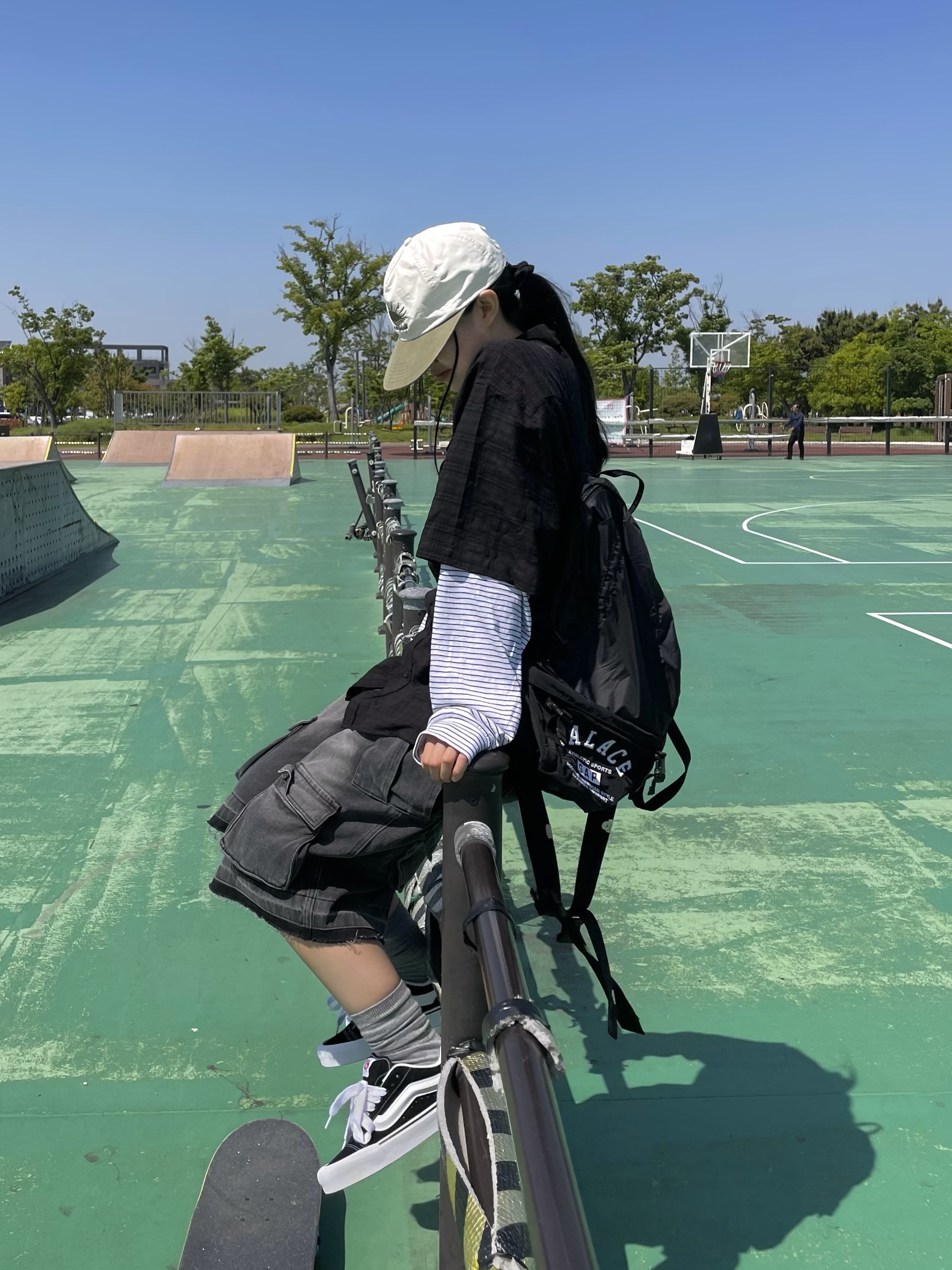 Palace x Gap Backpack Black - 24SS, Vans Knu-Skool Black True White 착용 스타일 - 1