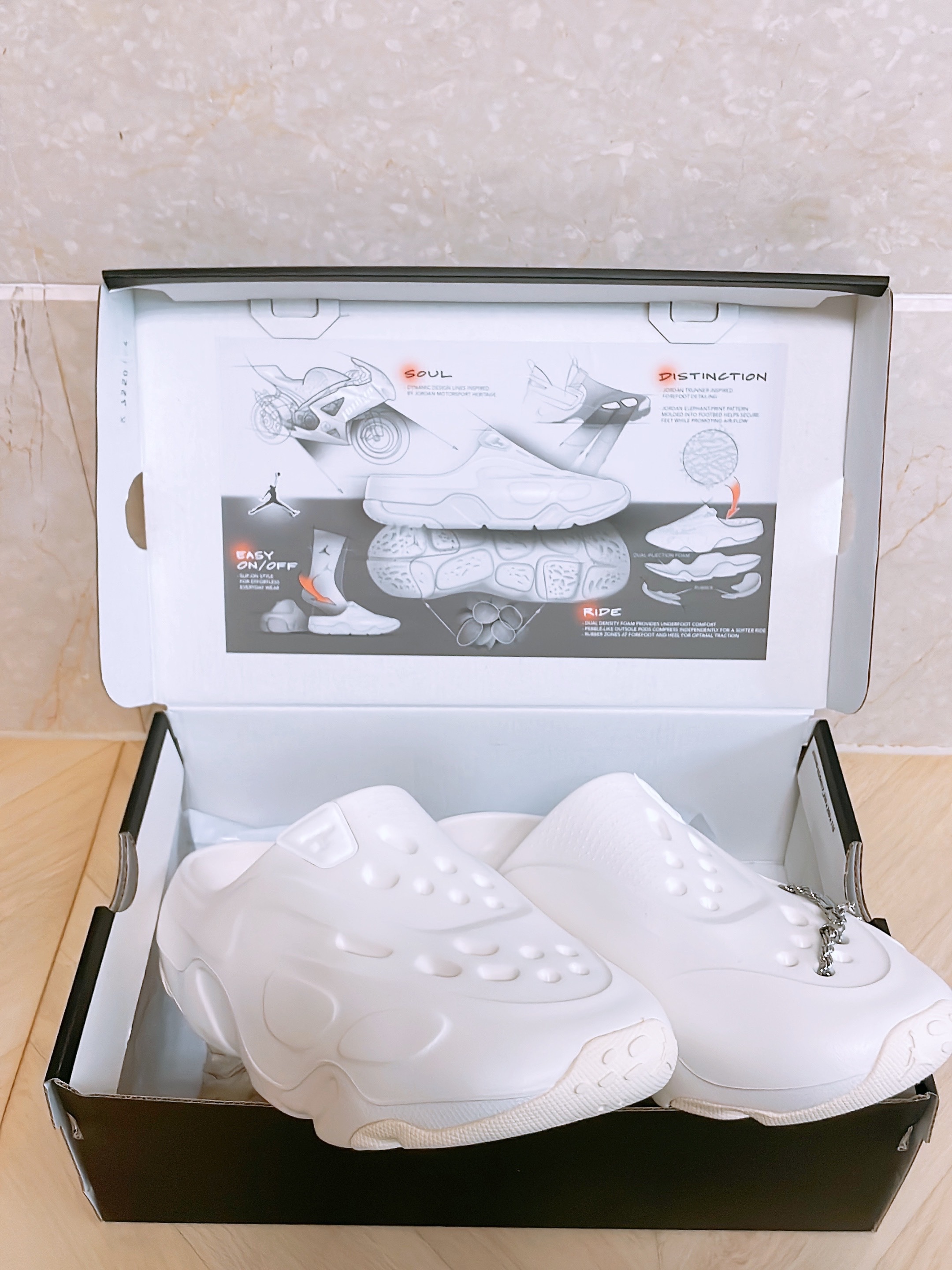 Jordan Roam Slide Sail Coconut Milk 착용 스타일 - 1
