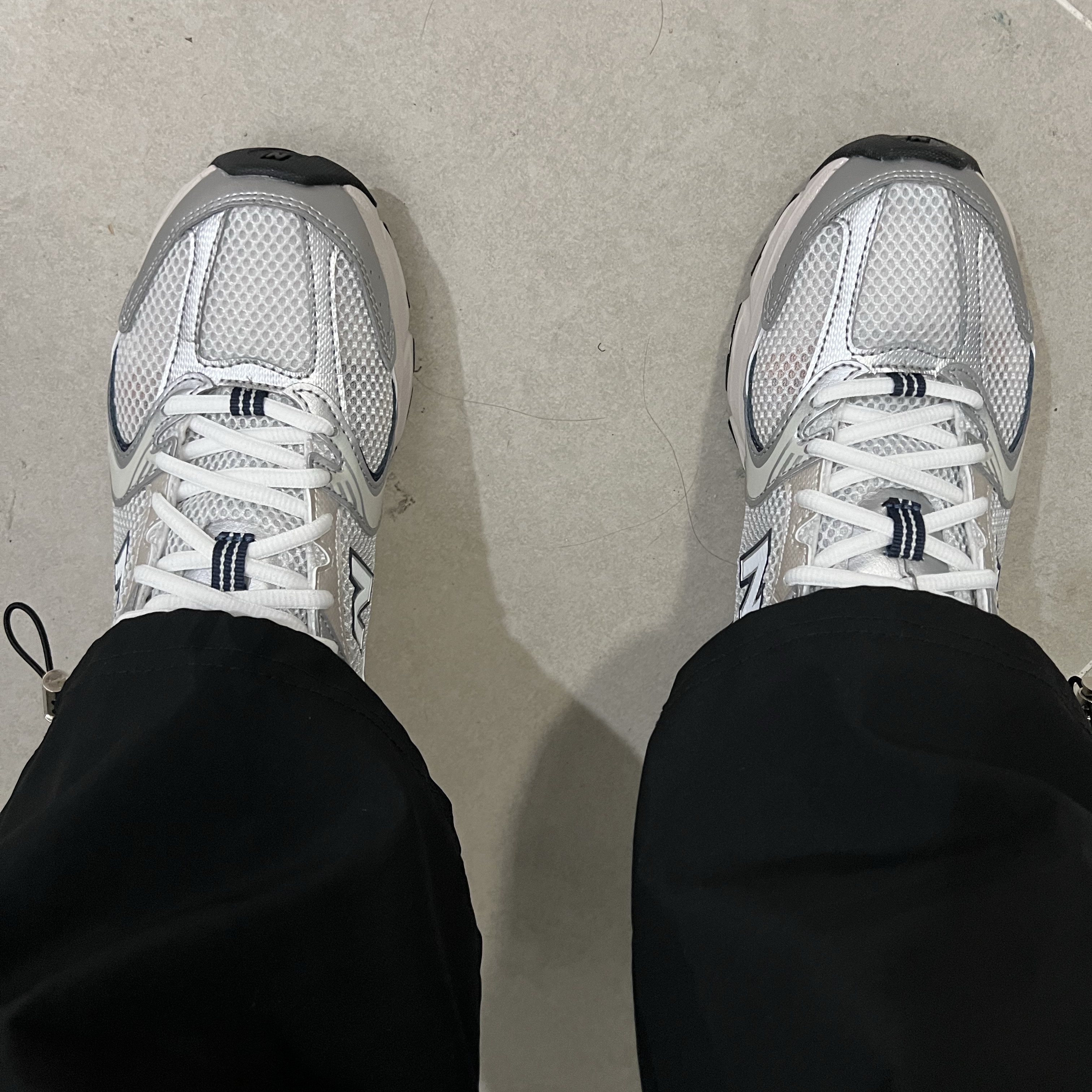 New Balance 530 Steel Grey 착용 스타일 - 1