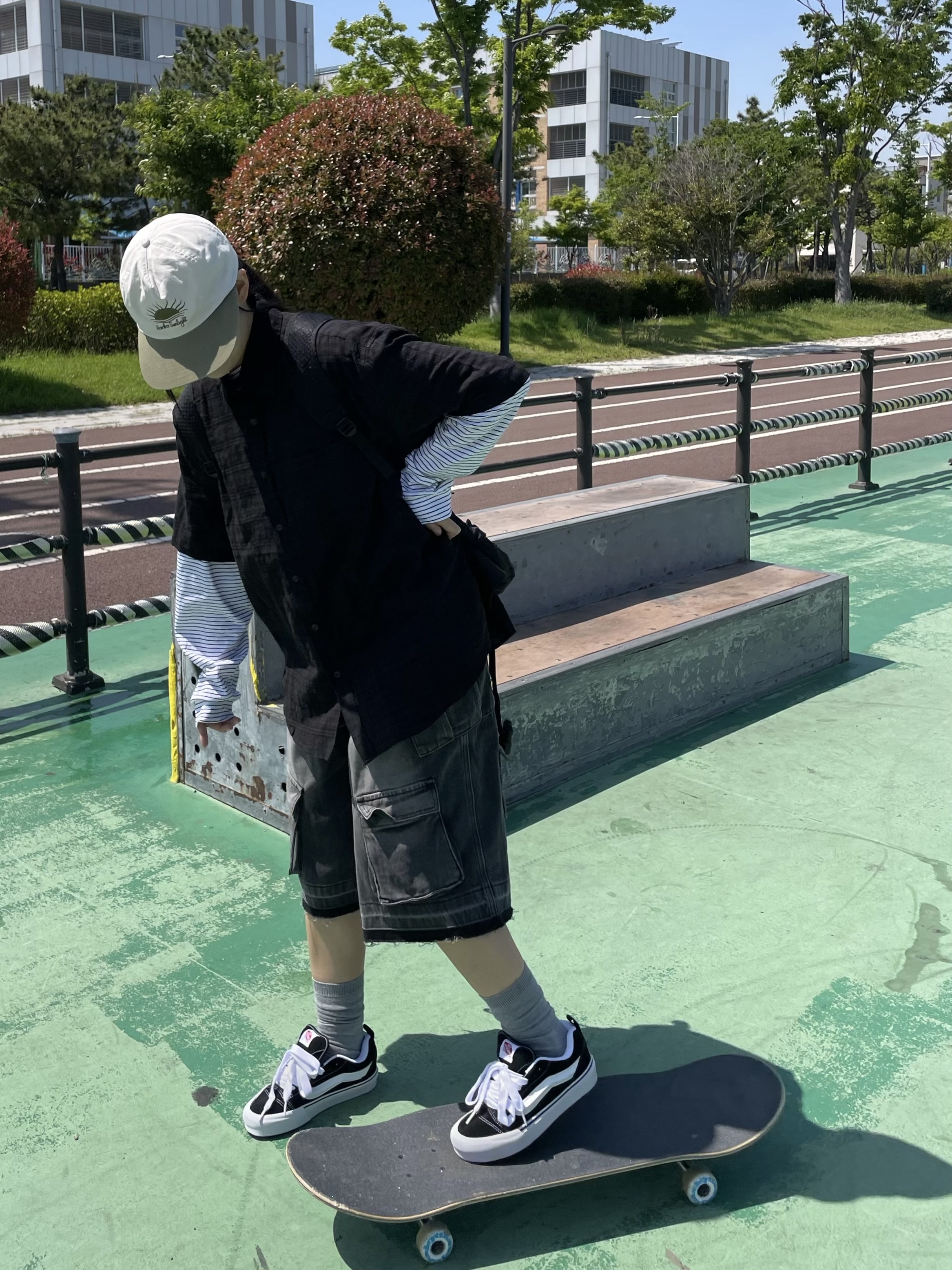 Palace x Gap Backpack Black - 24SS, Vans Knu-Skool Black True White 착용 스타일 - 4