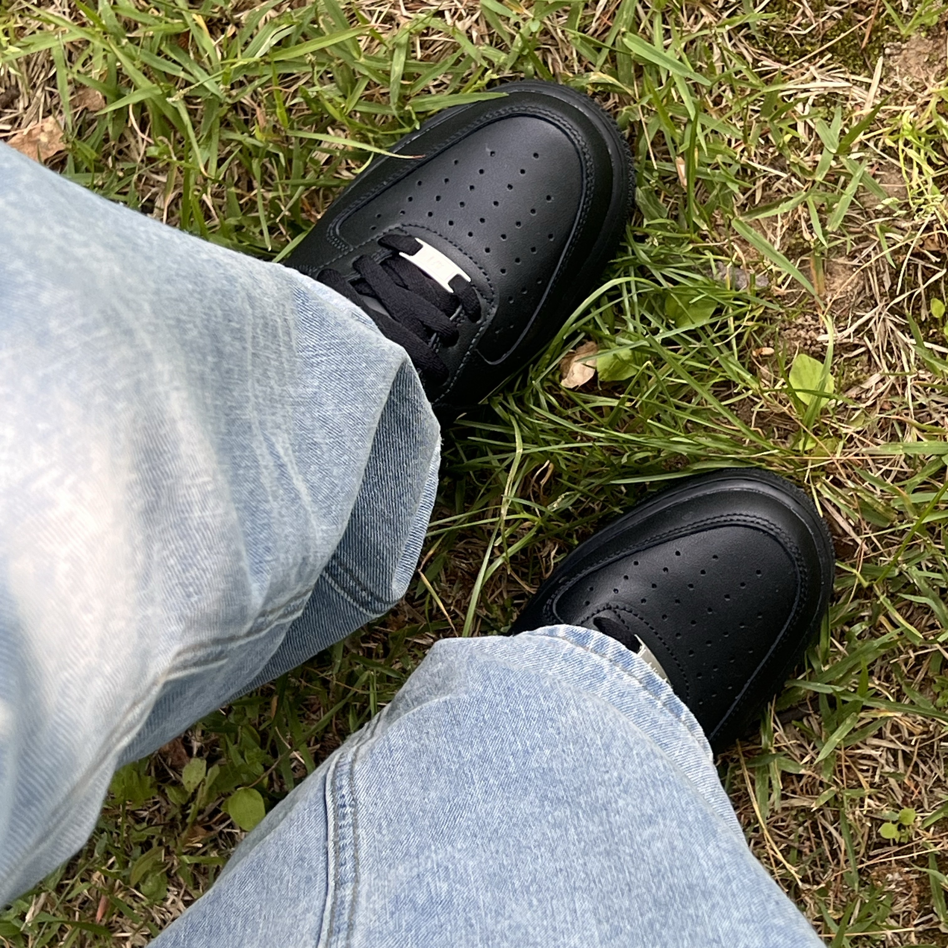Nike Air Force 1 '07 Low Triple Black 착용 스타일