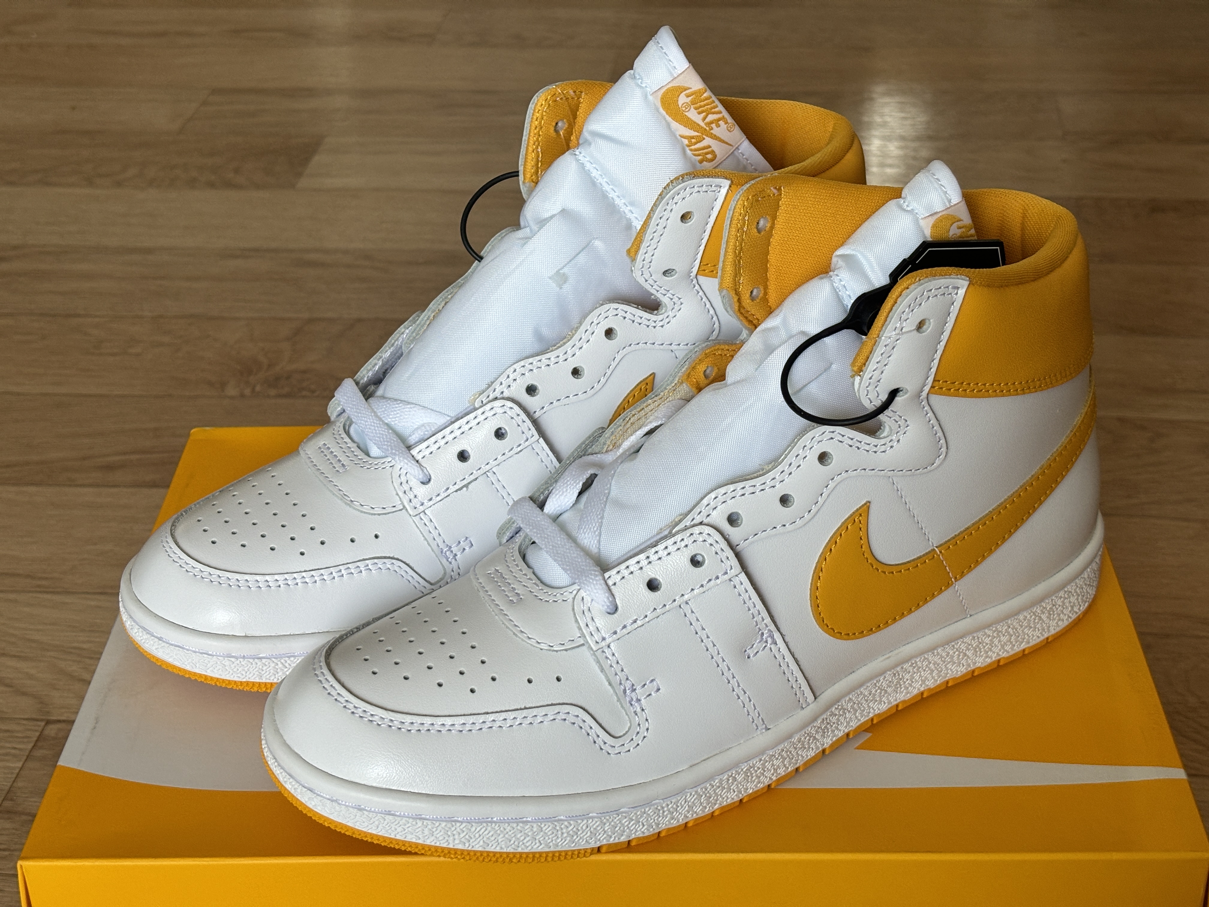 Jordan Air Ship SP White University Gold 착용 스타일