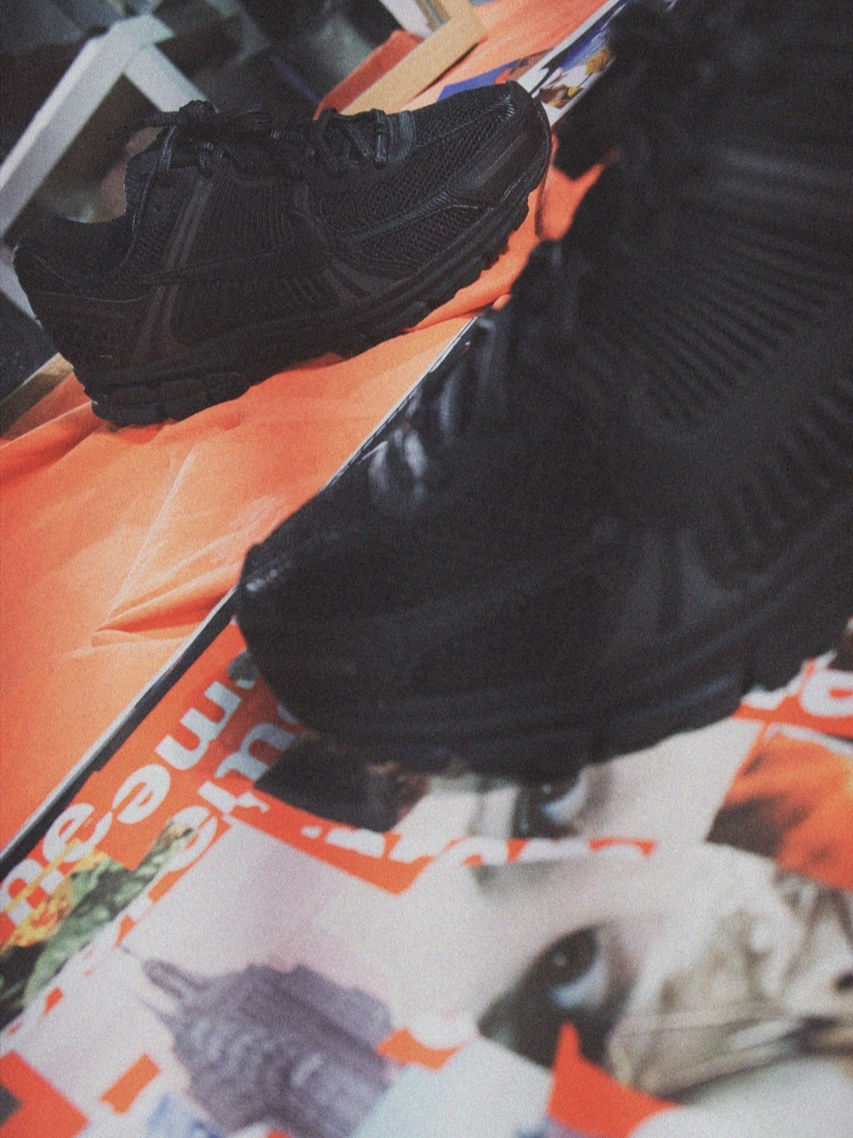 Nike Zoom Vomero 5 SP Black, Supreme x Visla Magazine Supreme Special Issue 착용 스타일 - 3