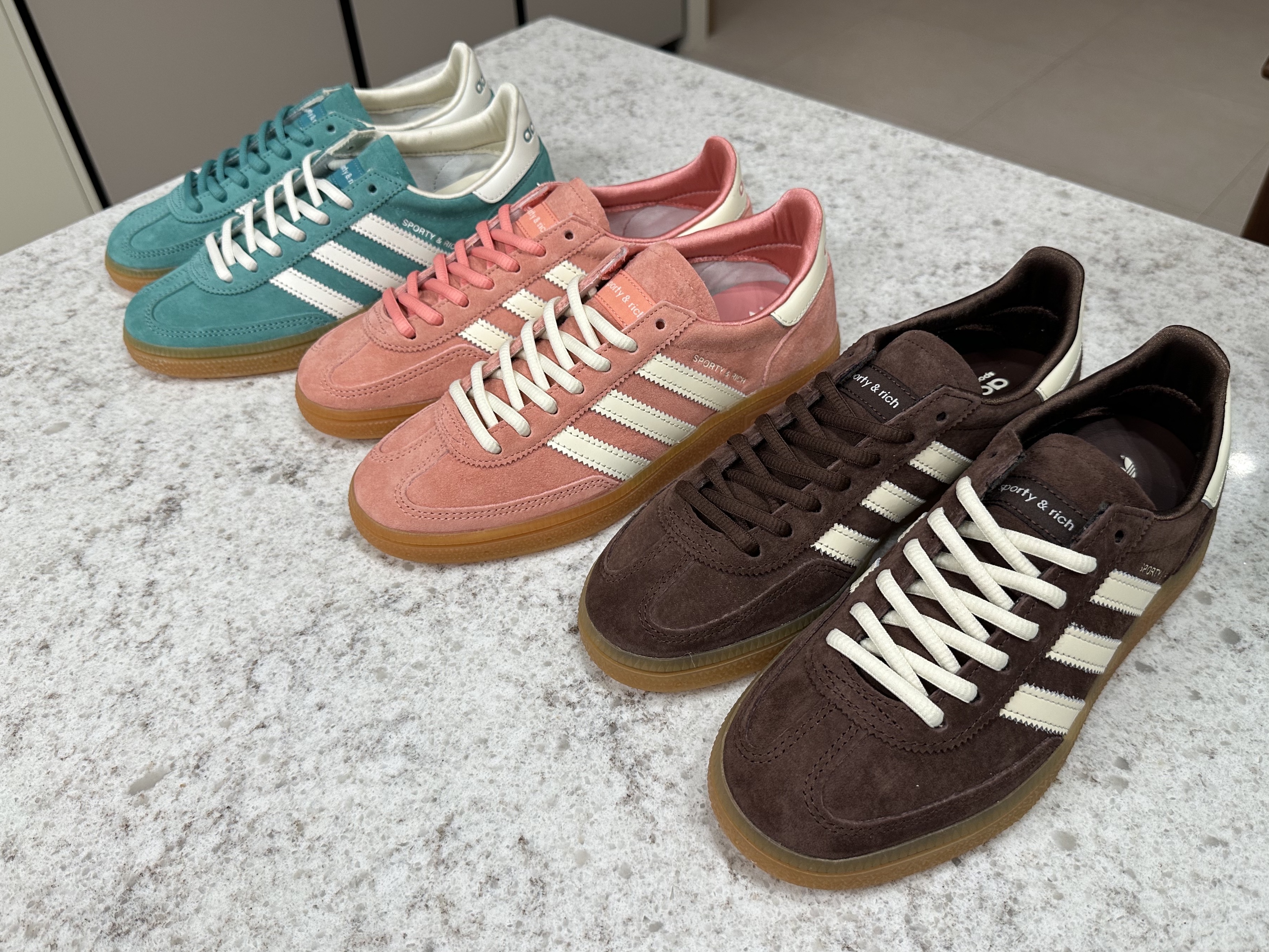 Adidas x Sporty & Rich Spezial Handball Pantone Cream White, Adidas x Sporty & Rich Spezial Handball Auburn Cream White 착용 스타일 - 1