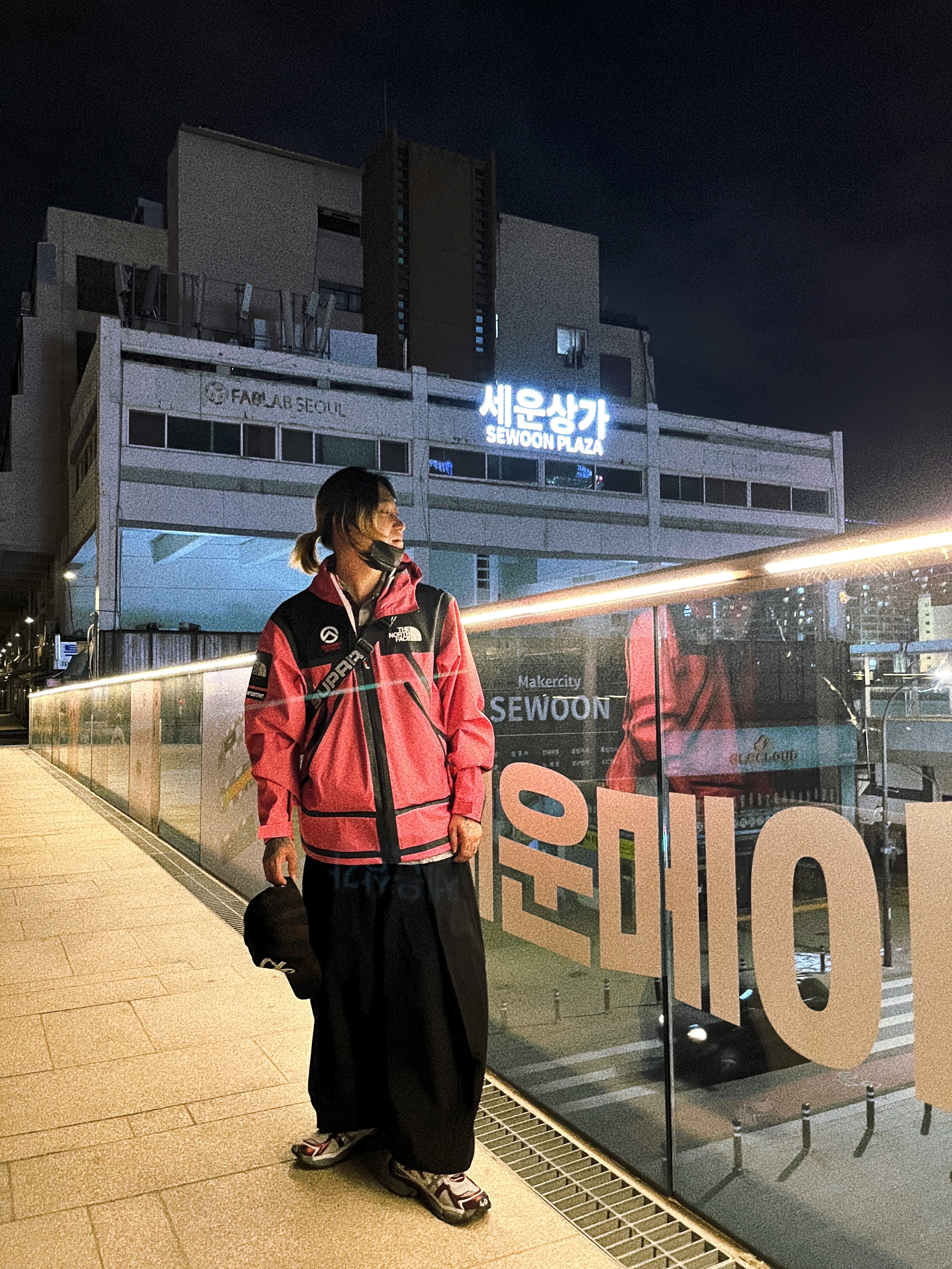 Supreme x The North Face Summit Series Outer Tape Seam Jacket Pink - 21SS, Balenciaga Runner Sneakers Grey Burgundy 착용 스타일 - 1