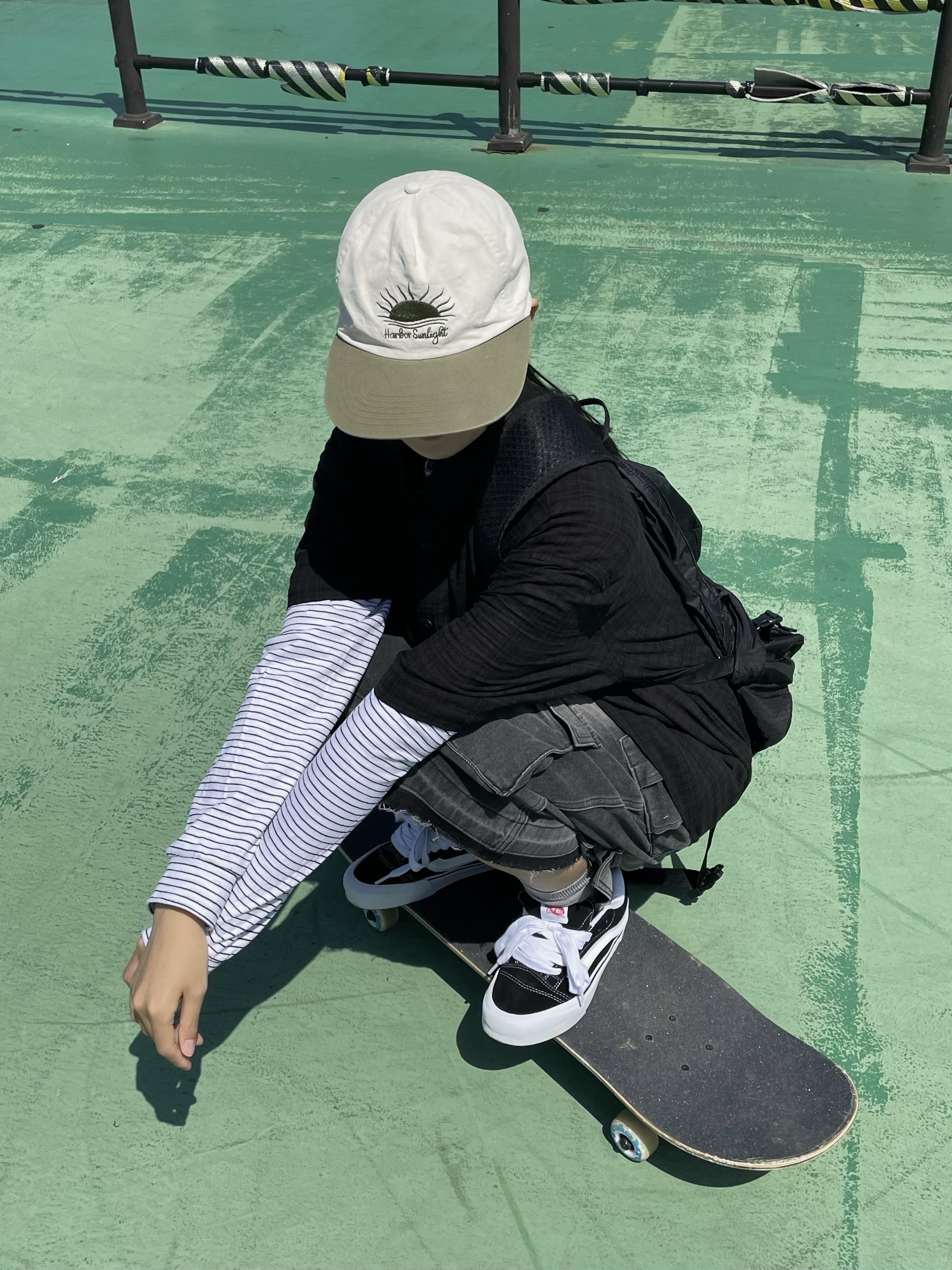 Palace x Gap Backpack Black - 24SS, Vans Knu-Skool Black True White 착용 스타일 - 5