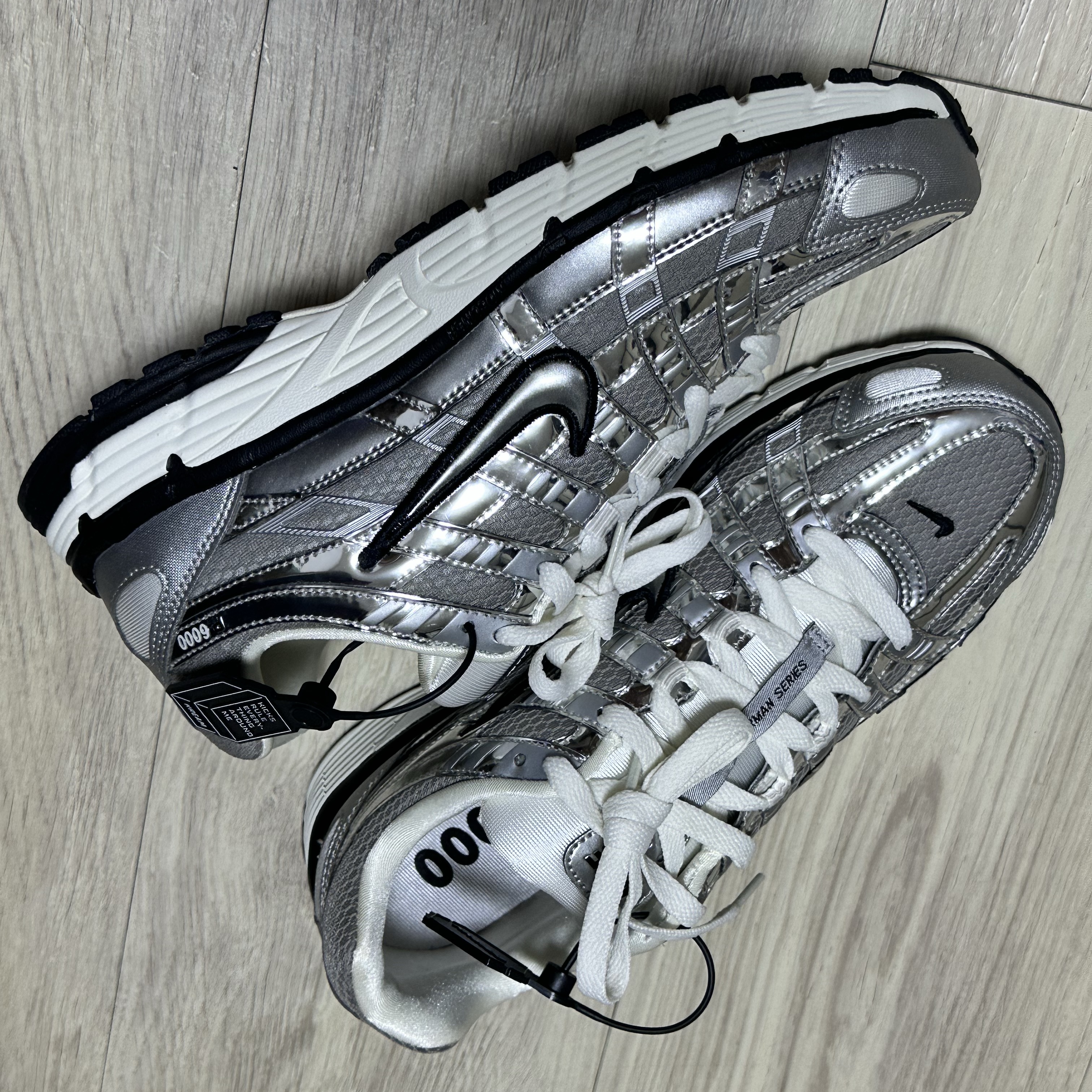 Nike P-6000 Metallic Silver 착용 스타일