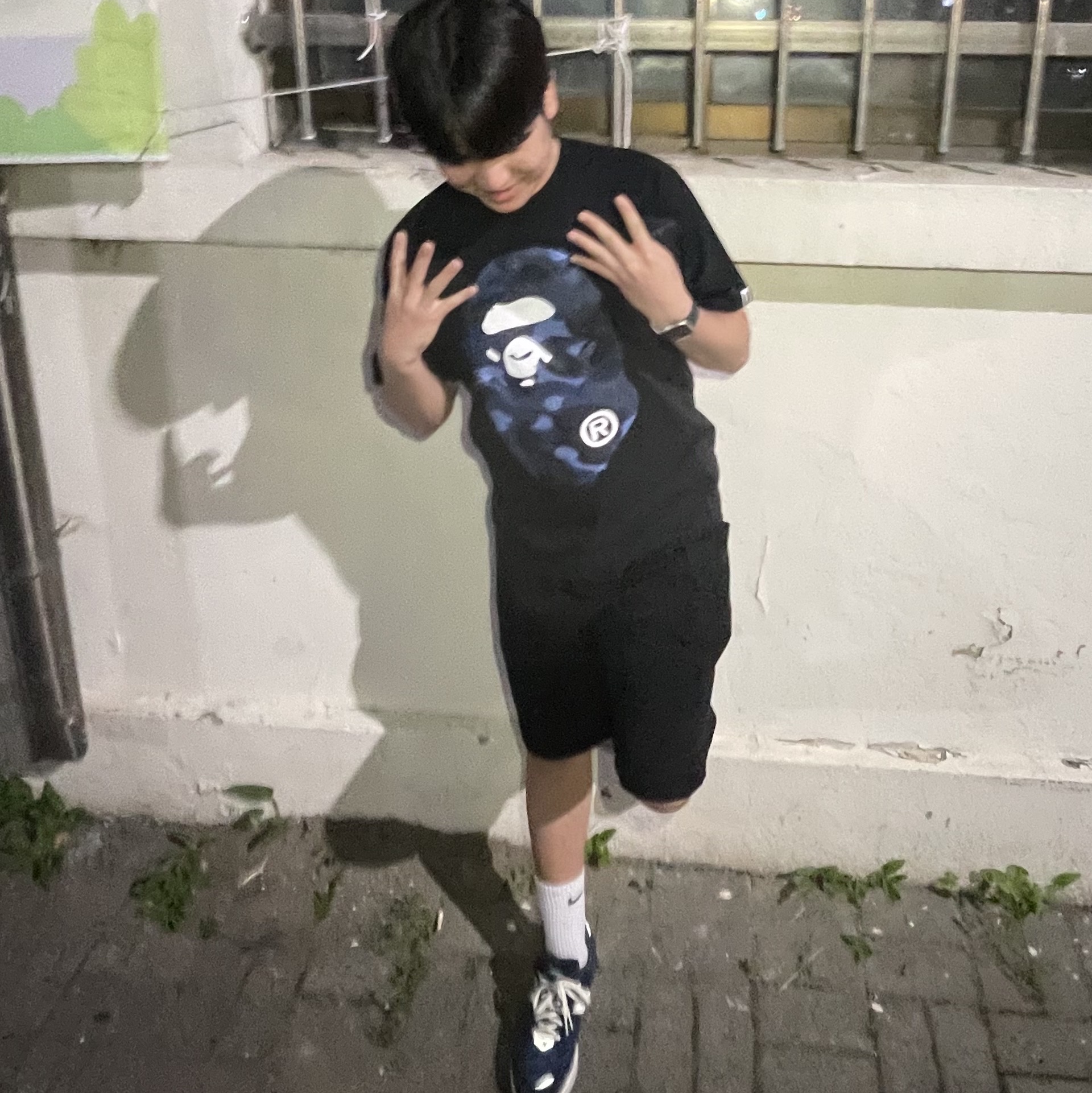 BAPE Color Camo Big Ape Head T-Shirt Black Navy, New Balance 2002R Special Vintage Navy 착용 스타일 - 1