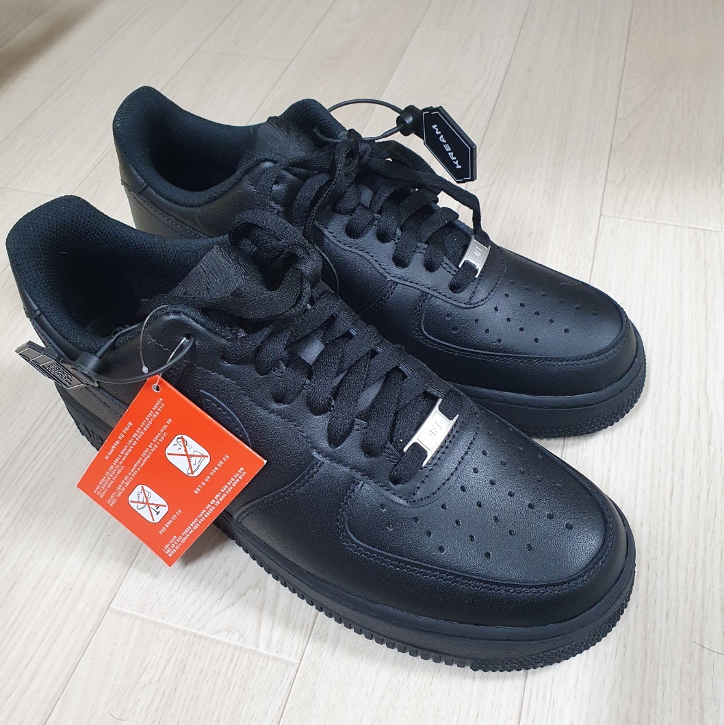 Nike Air Force 1 '07 Low Triple Black 착용 스타일
