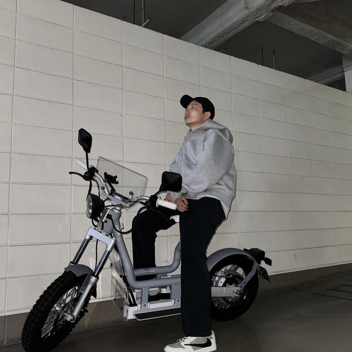 언더커버 x 프라그먼트 UC2C9209-1 리버시블 MA-1 자켓 카키, 나이키 ACG 스미스 서밋 카고 팬츠 올리브 그레이 - US/EU 착용 스타일 - 3