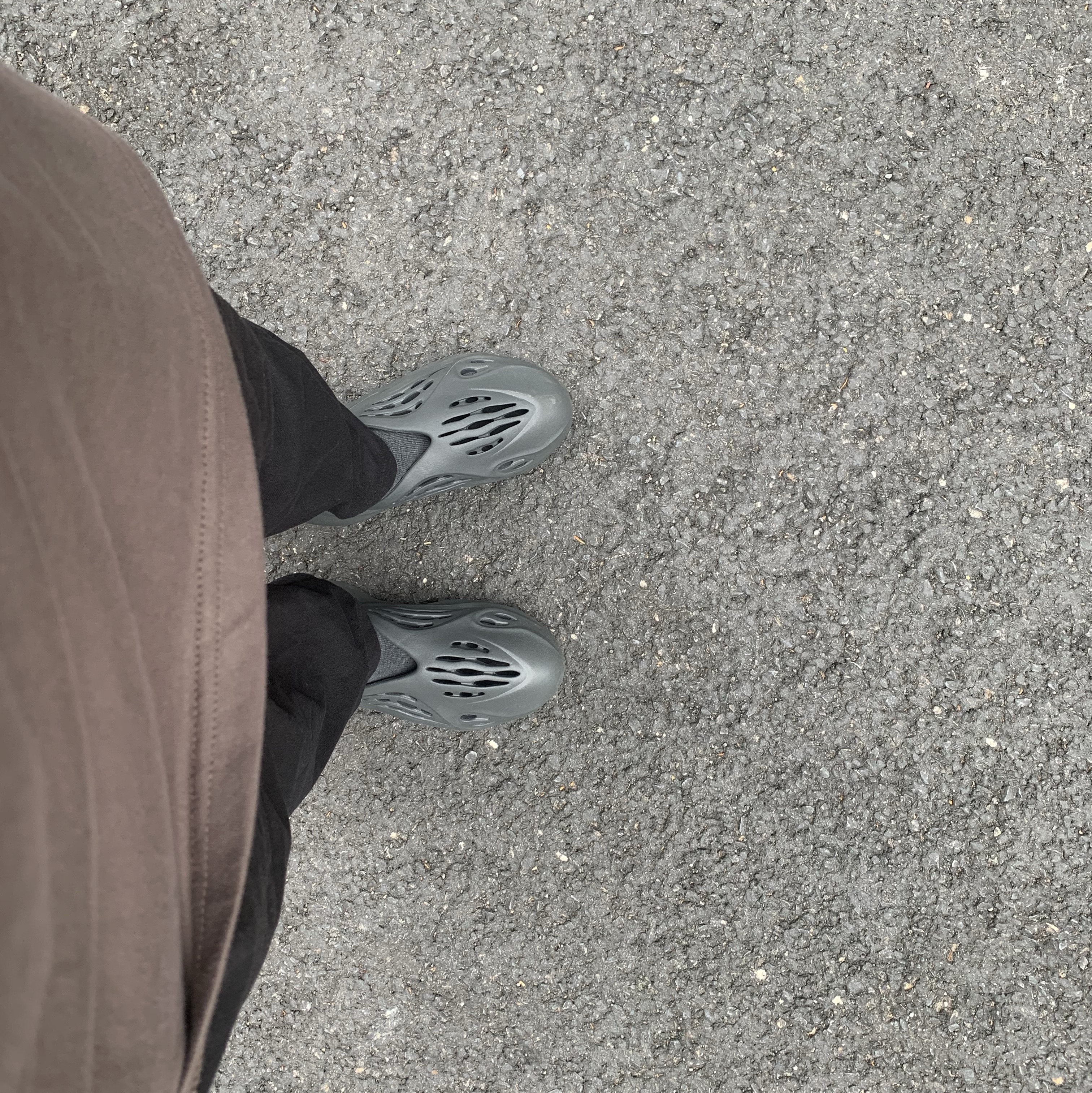 Adidas Yeezy Foam RNNR Onyx 착용 스타일
