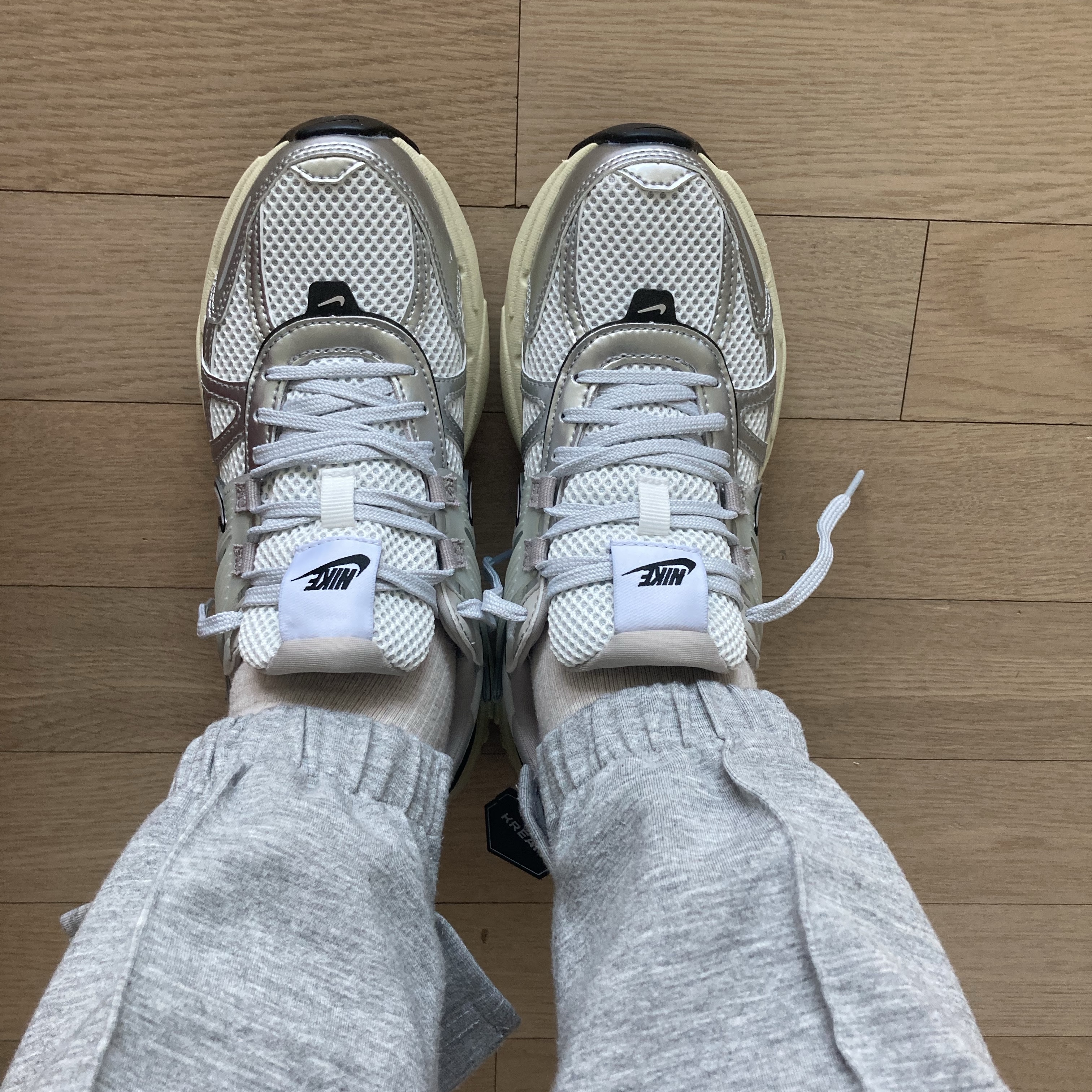 Nike V2K Run Summit White Metallic Silver 착용 스타일