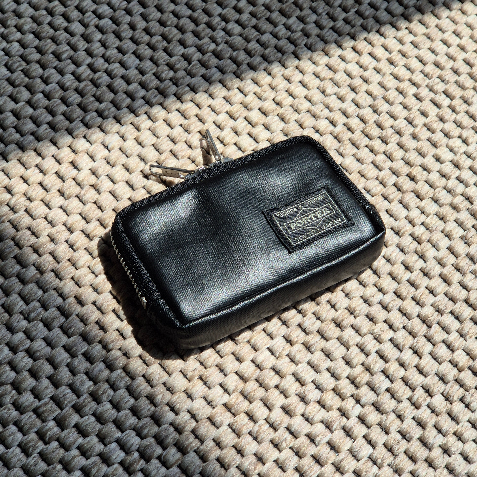 Porter Freestyle Multi Coin Case Black 착용 스타일