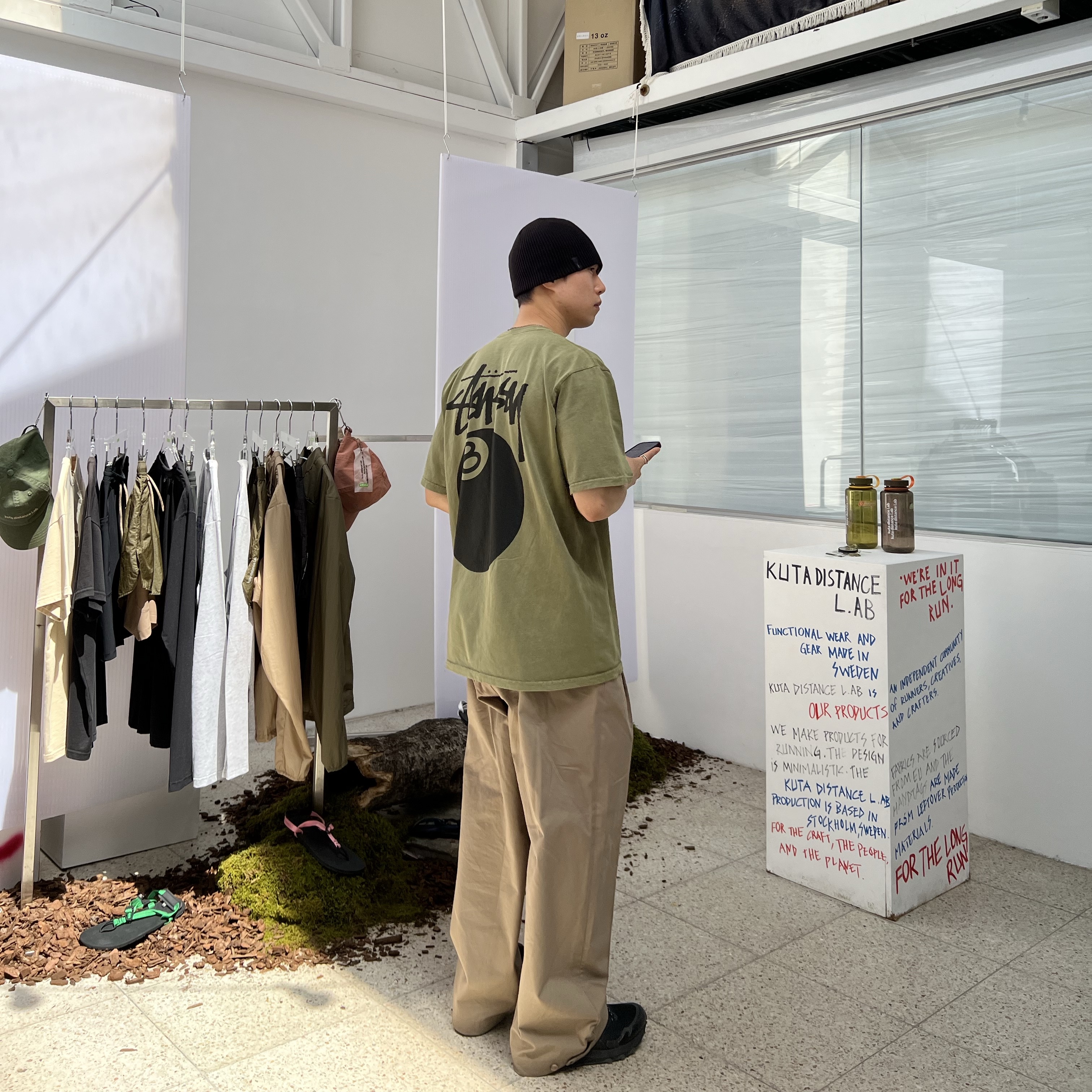 Stussy 8 Ball Pigment Dyed T-Shirt Olive 착용 스타일 - 2