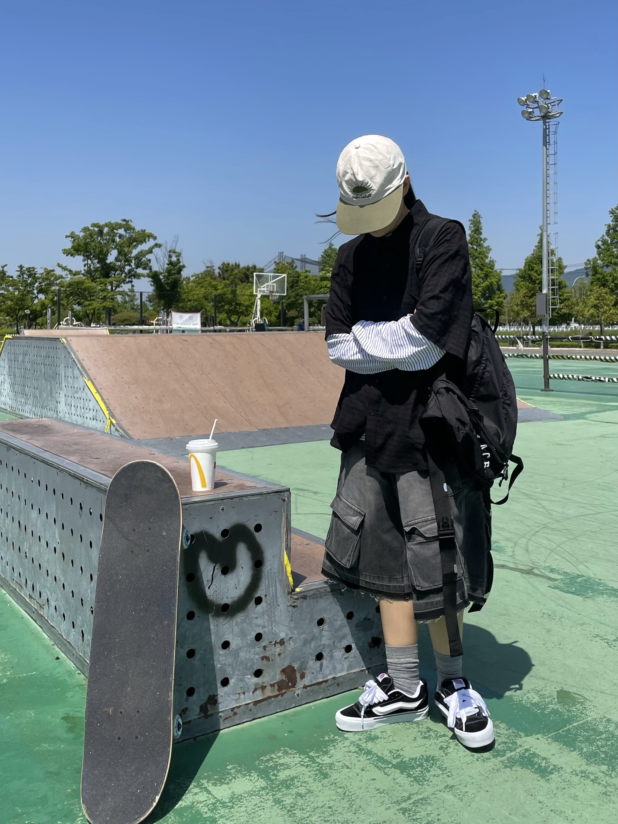 Palace x Gap Backpack Black - 24SS, Vans Knu-Skool Black True White 착용 스타일 - 2