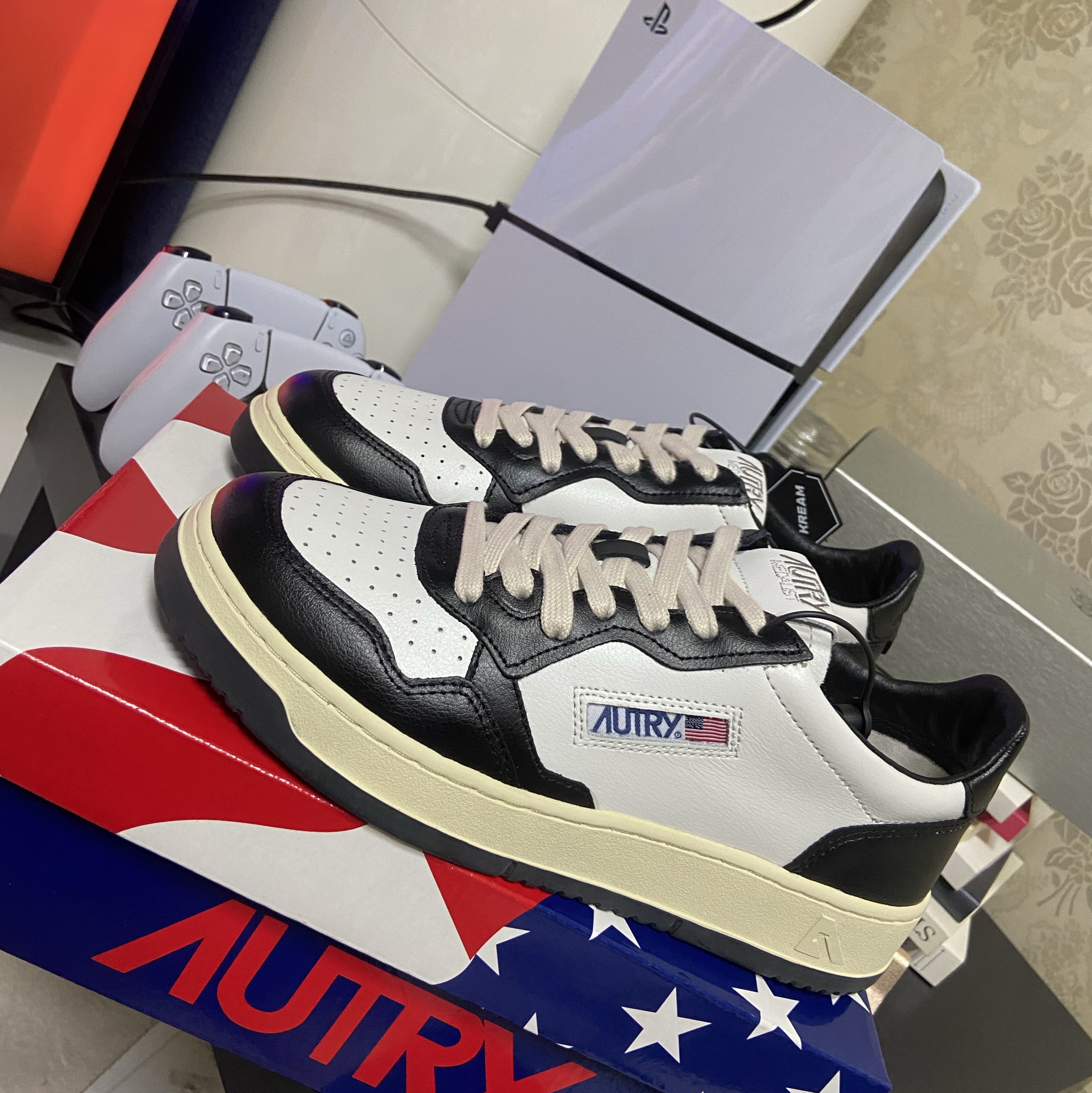 Autry Medalist Low Leather Sneakers Black White 착용 스타일