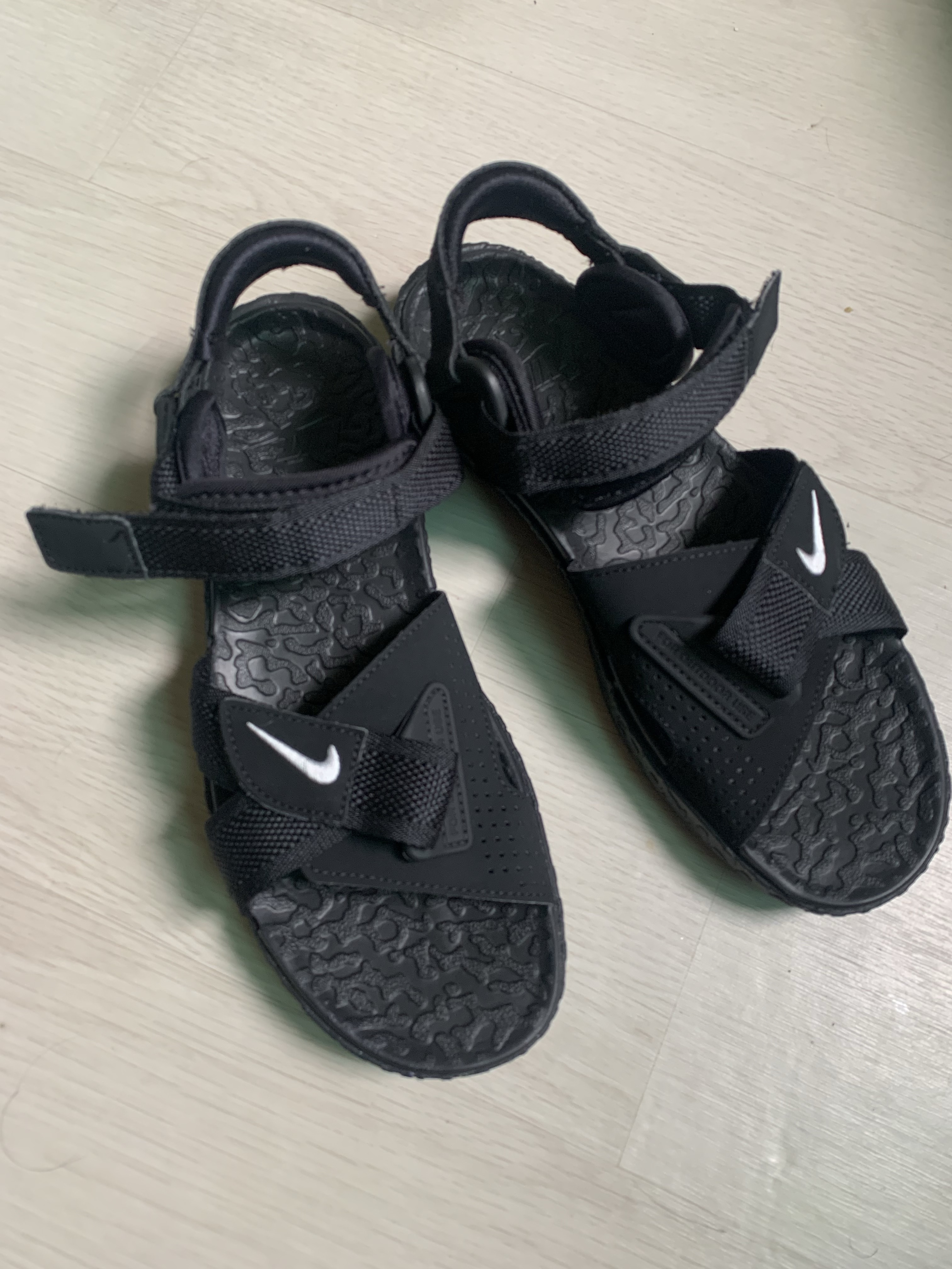 Nike ACG Air Deschutz+ Black and Grey Fog 착용 스타일