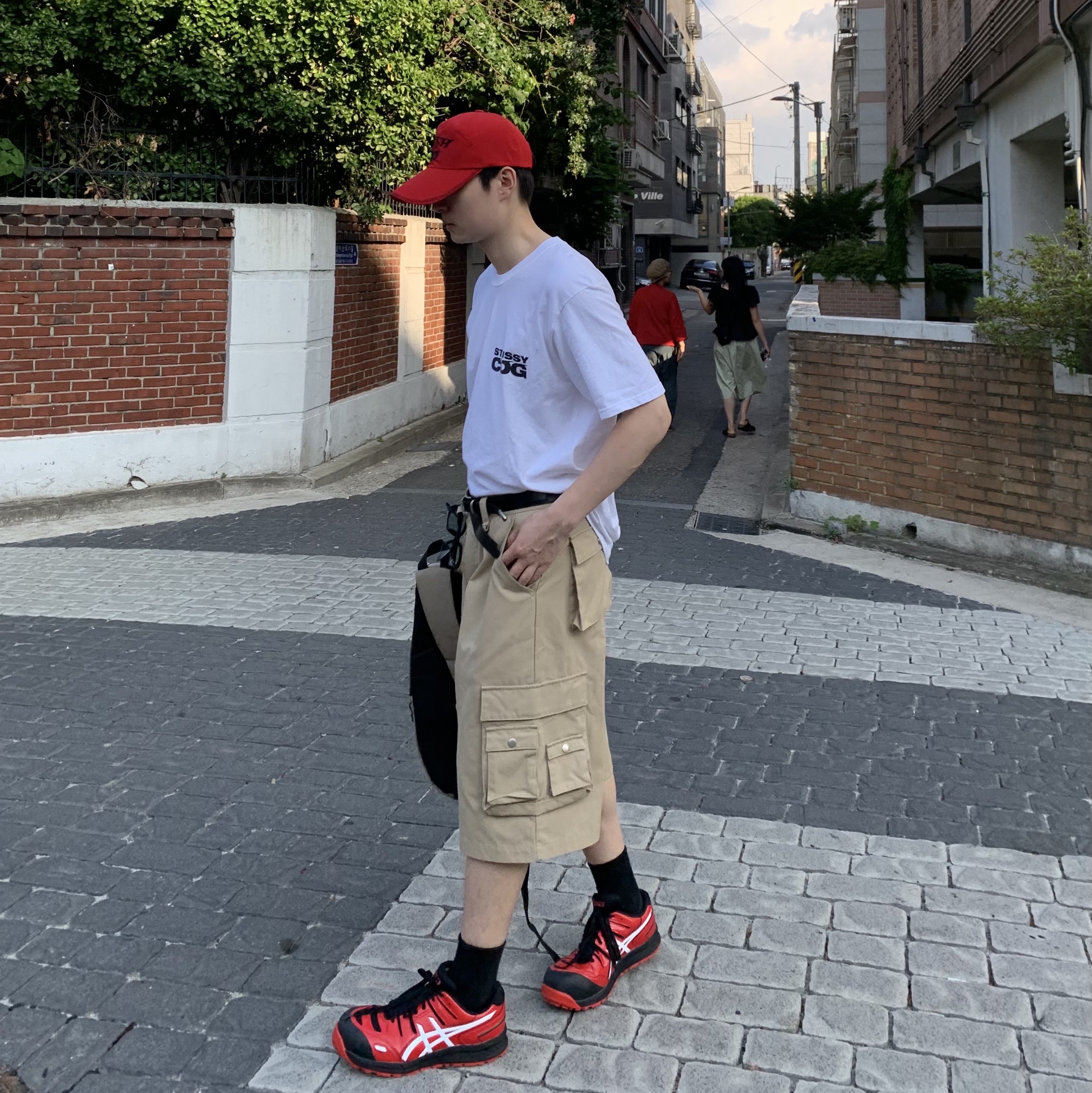 Stussy x CDG Surfman T-Shirt White 착용 스타일 - 1