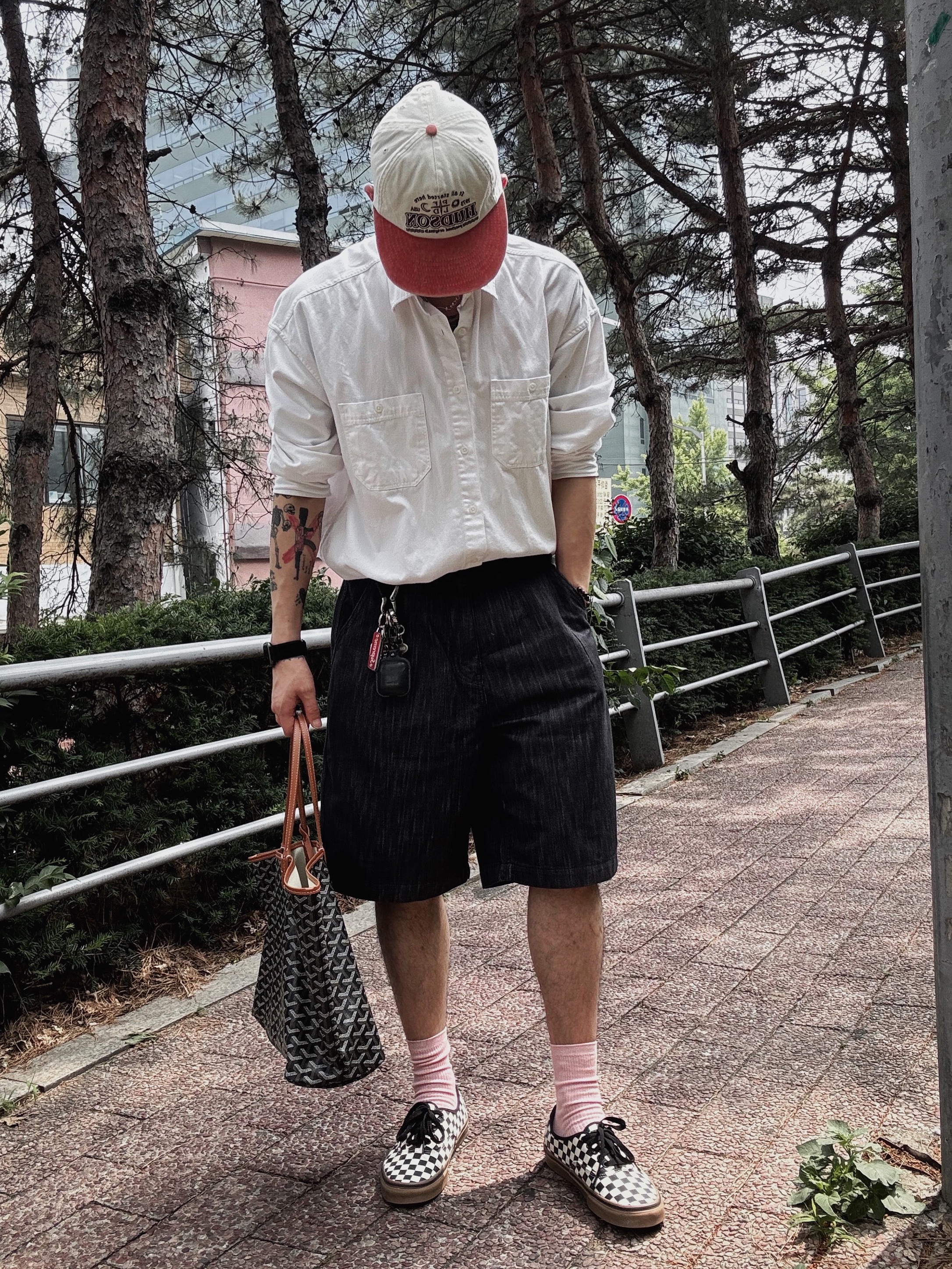 Vans Authentic Checkerboard Black White Gum, Goyard Saint Louis PM Bag Black Tan 착용 스타일
