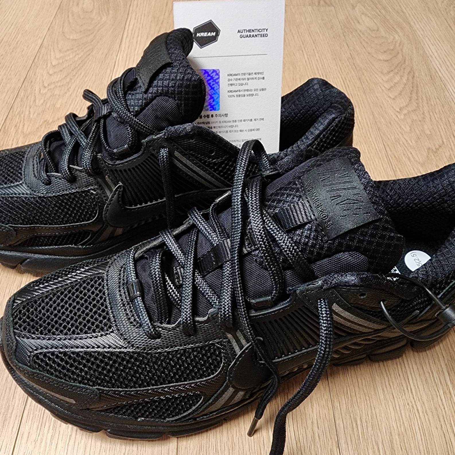 Nike Zoom Vomero 5 SP Black 착용 스타일 - 1