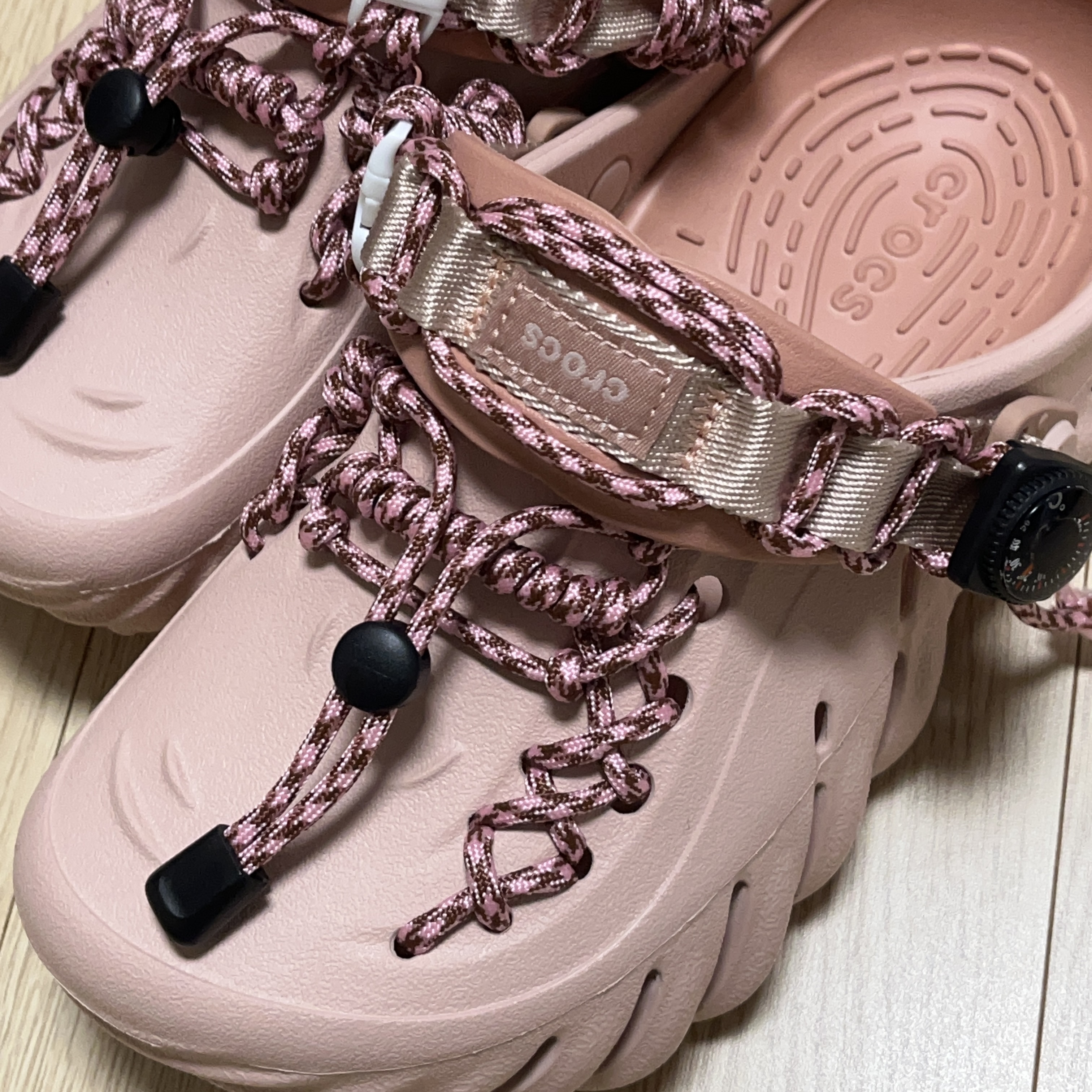 Crocs Echo Clog Pink Clay 착용 스타일 - 1