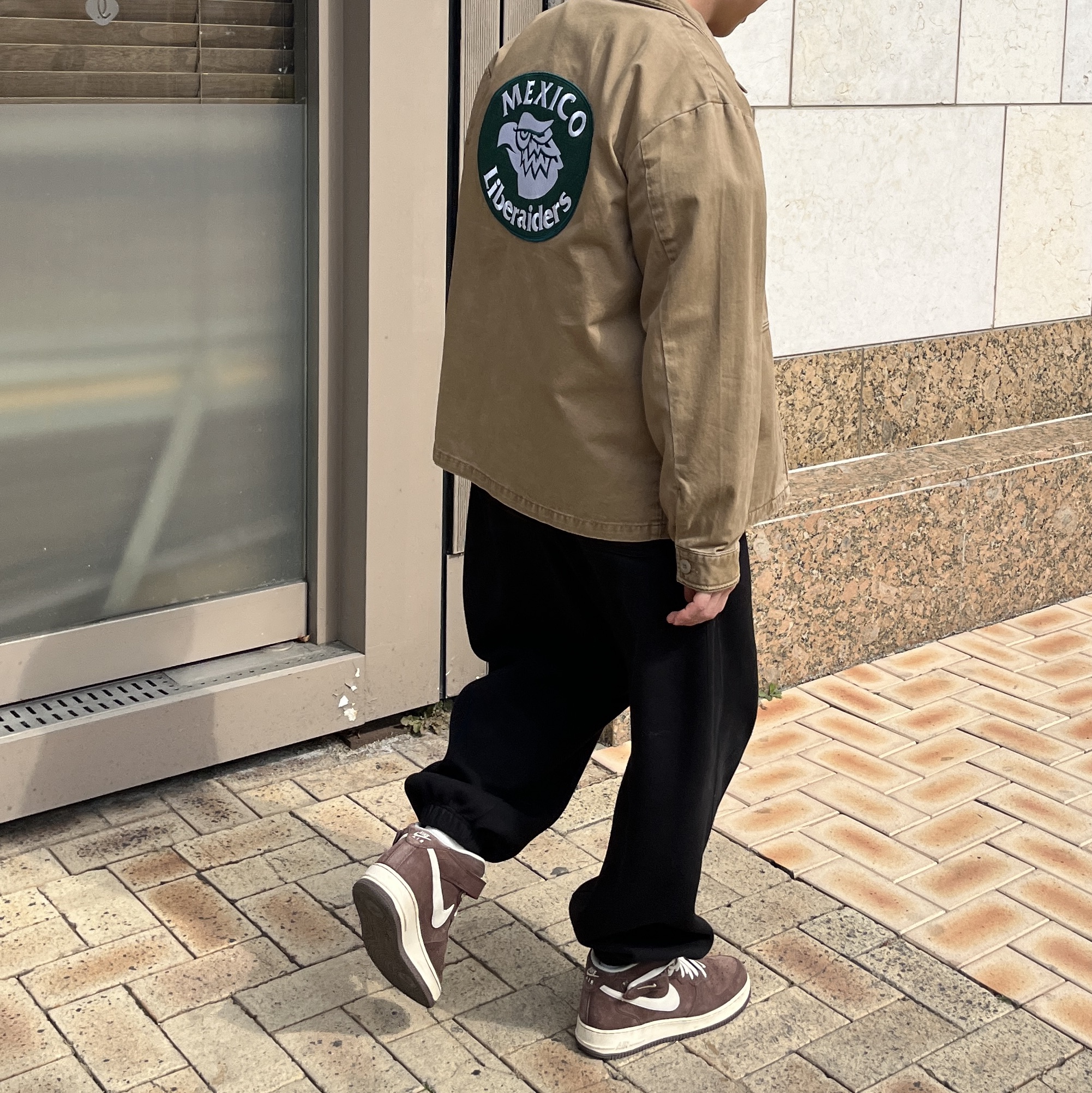 Nike Air Force 1 Mid '07 QS Chocolate, Undermycar Mu.03 Anti Fxxking Logo Play Oversized Sweat Jogger Black 착용 스타일