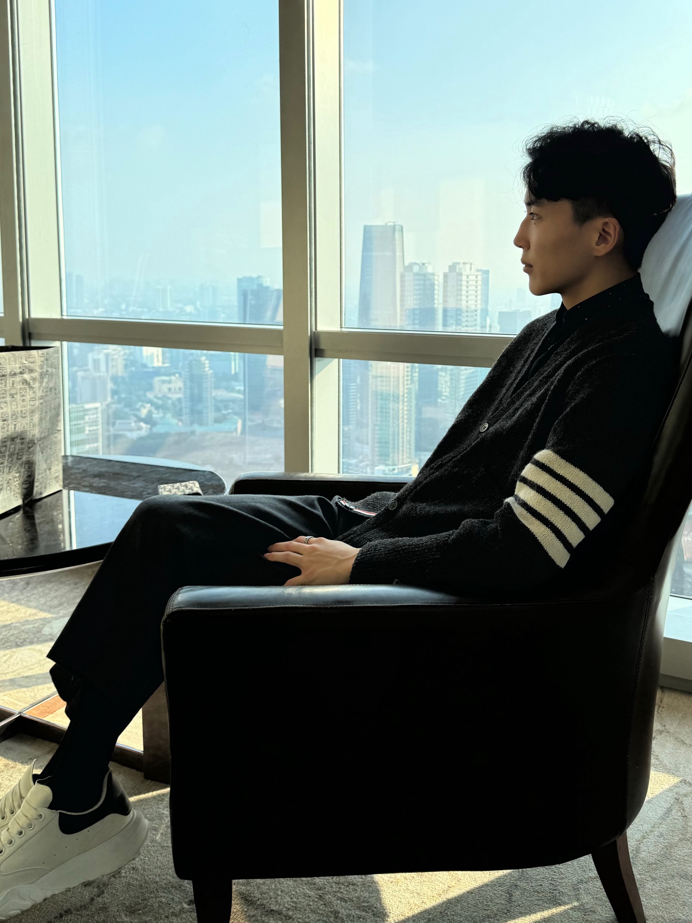 Thom Browne Shetland 4-Bar Classic Cardigan Dark Grey, Alexander McQueen Court Trainer White Black 착용 스타일 - 5