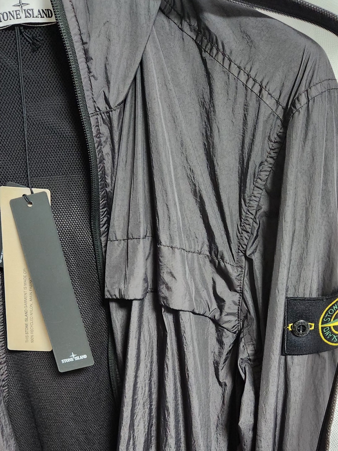 Stone Island 40922 Garment Dyed Crinkle Reps R-Nylon Dark Grey - 24SS 착용 스타일