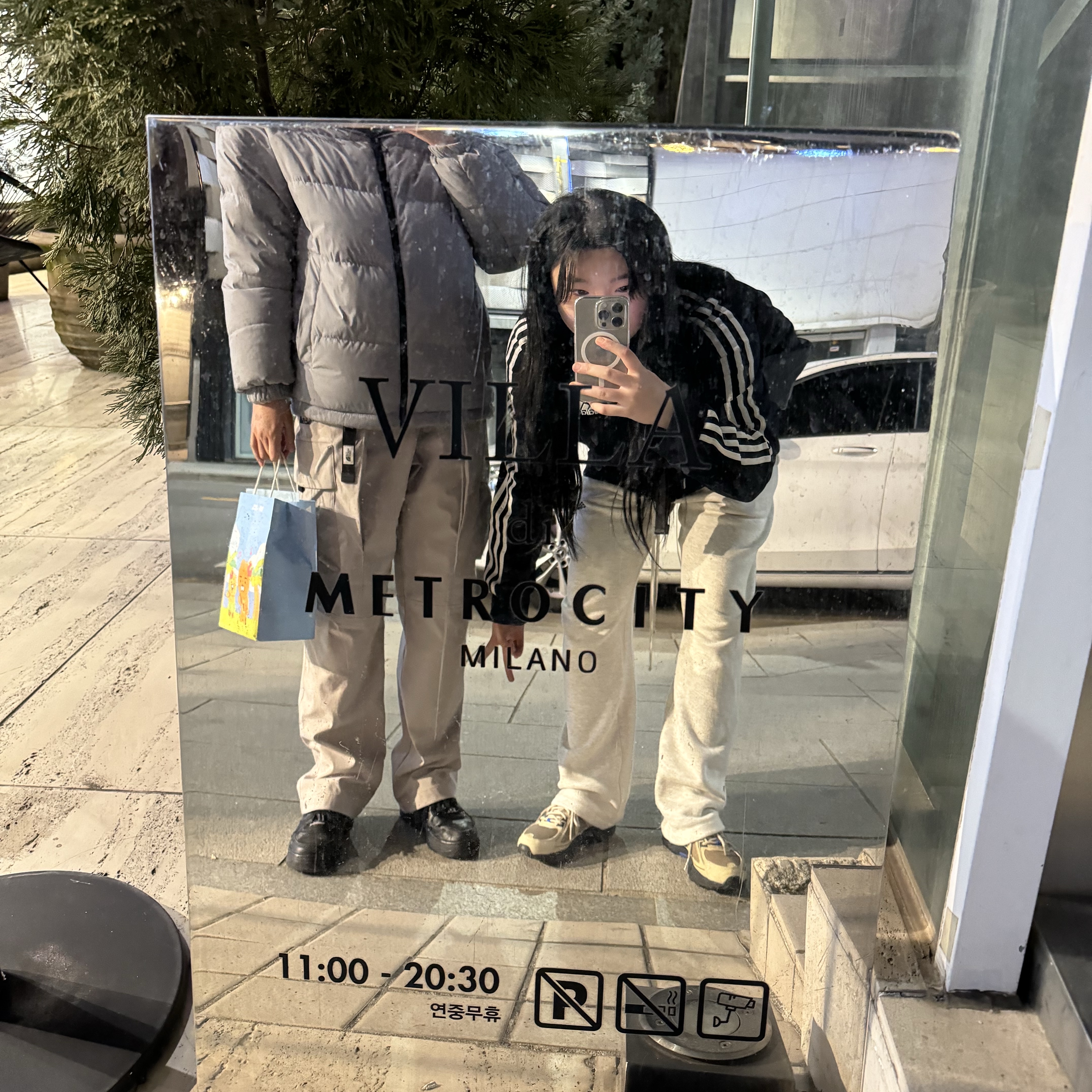 Essentials The Core Collection Relaxed Sweatpants Light Oatmeal 착용 스타일