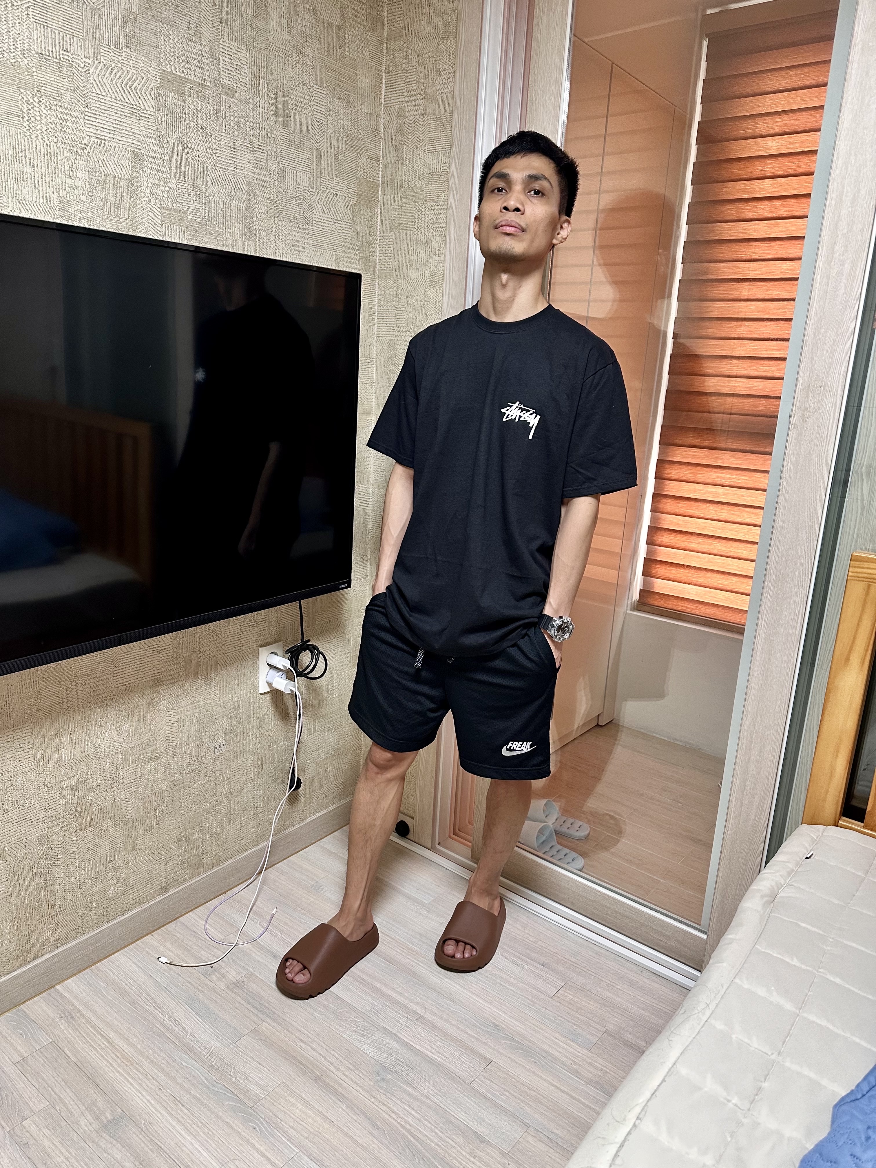 Stussy Plush T-Shirt Black, Adidas Yeezy Slide Flax 착용 스타일 - 2