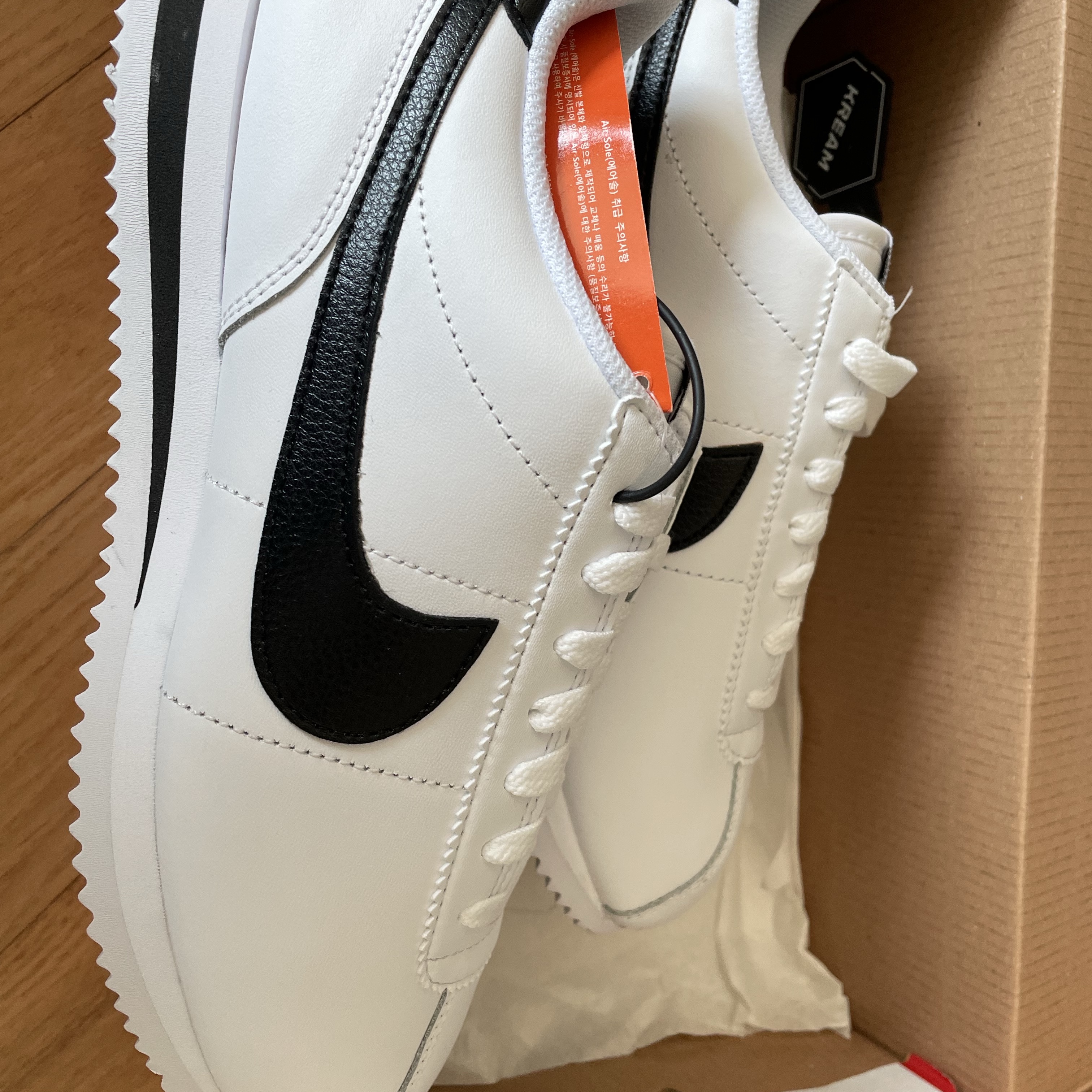 (W) Nike Cortez Leather White Black 착용 스타일