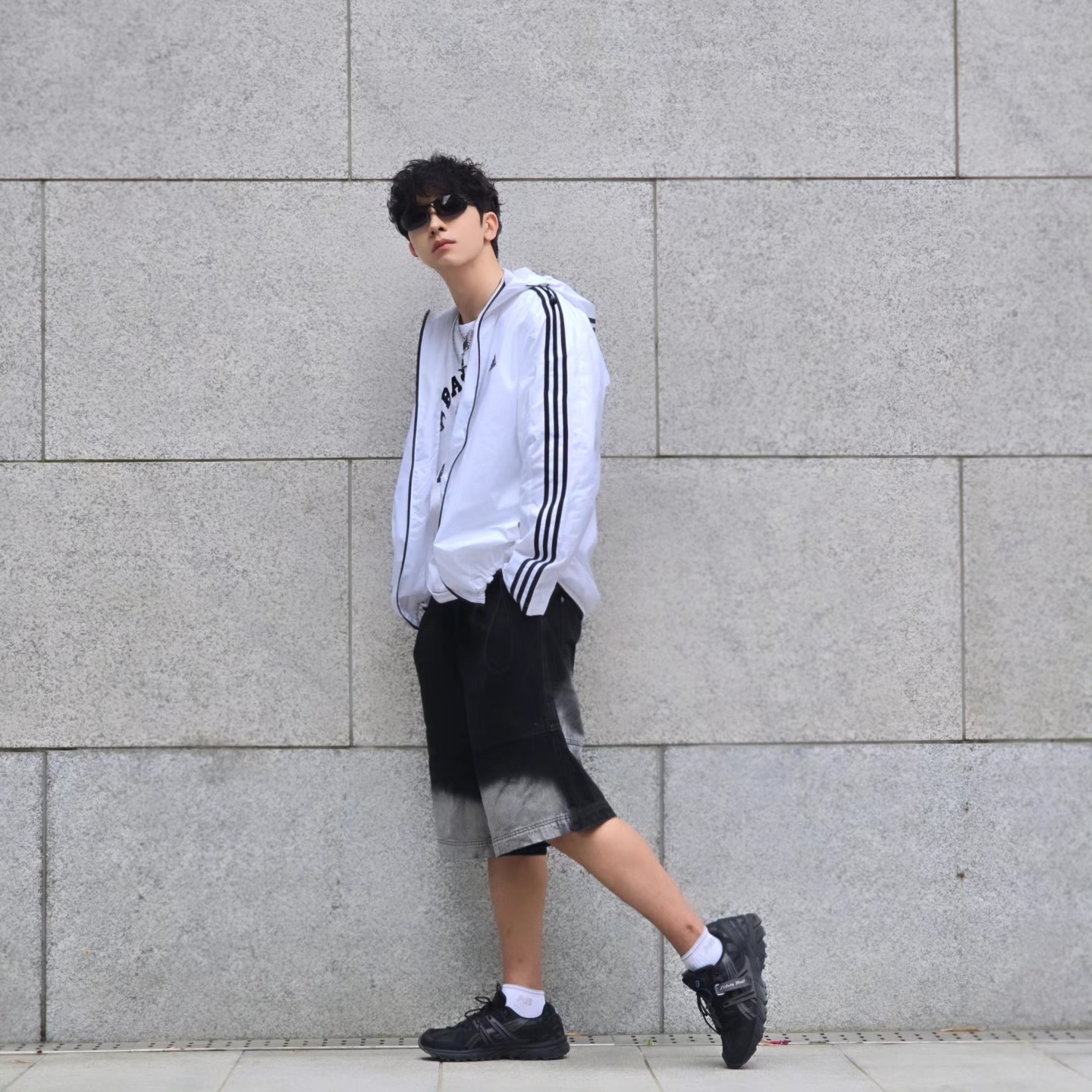 BAPE Ninja College T-Shirt White, Adidas Essential 3S Woven Windbreaker Jacket White - KR Sizing 착용 스타일 - 3