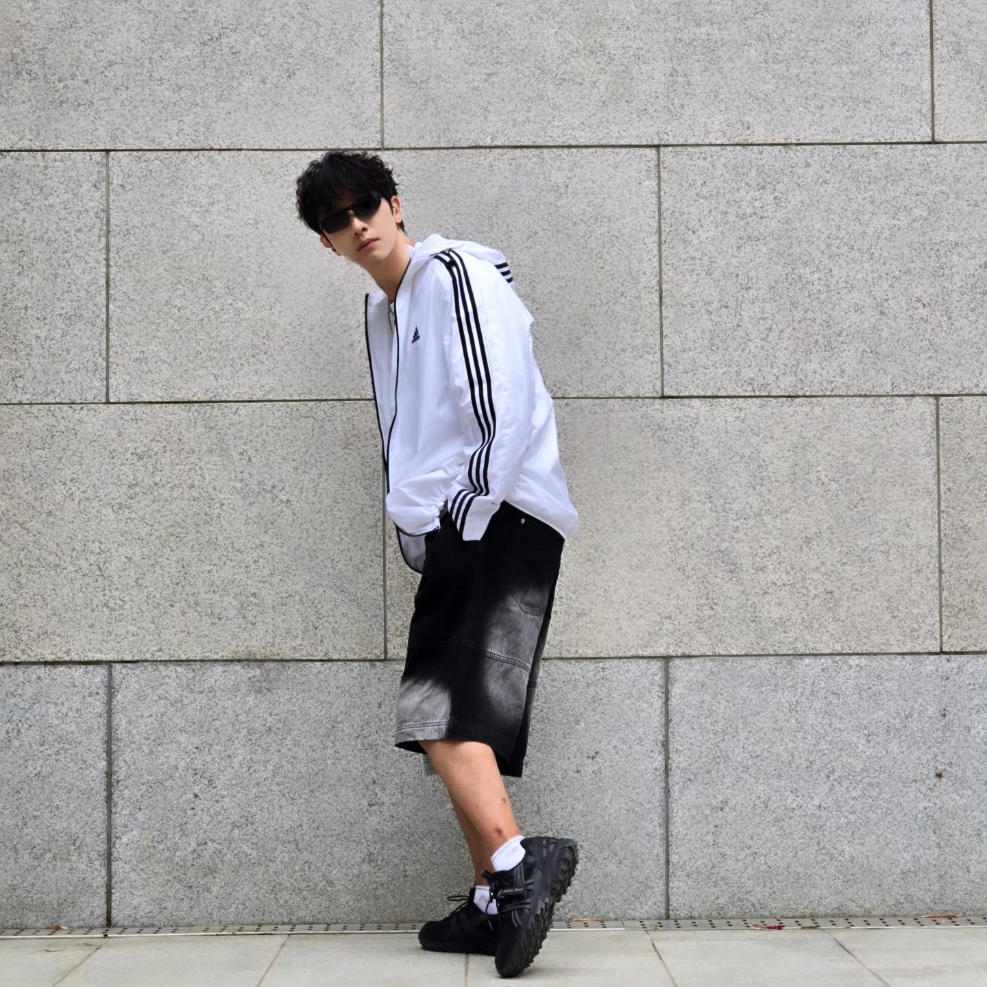 BAPE Ninja College T-Shirt White, Adidas Essential 3S Woven Windbreaker Jacket White - KR Sizing 착용 스타일 - 5