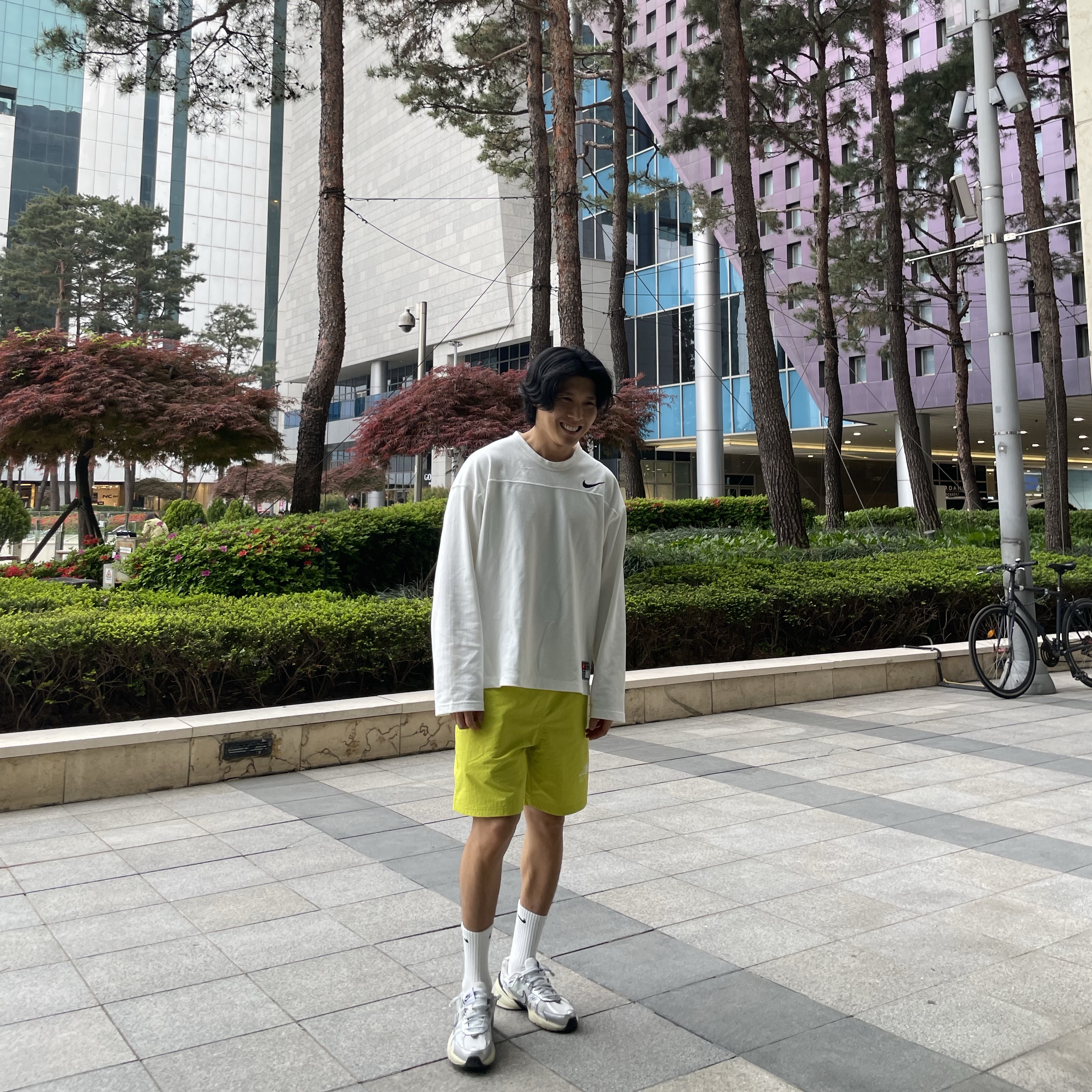 Nike x Stussy Shorts High Voltage (FJ9167-344), Nike x Stussy Long Sleeve Top Sail (FJ9164-133) 착용 스타일 - 1
