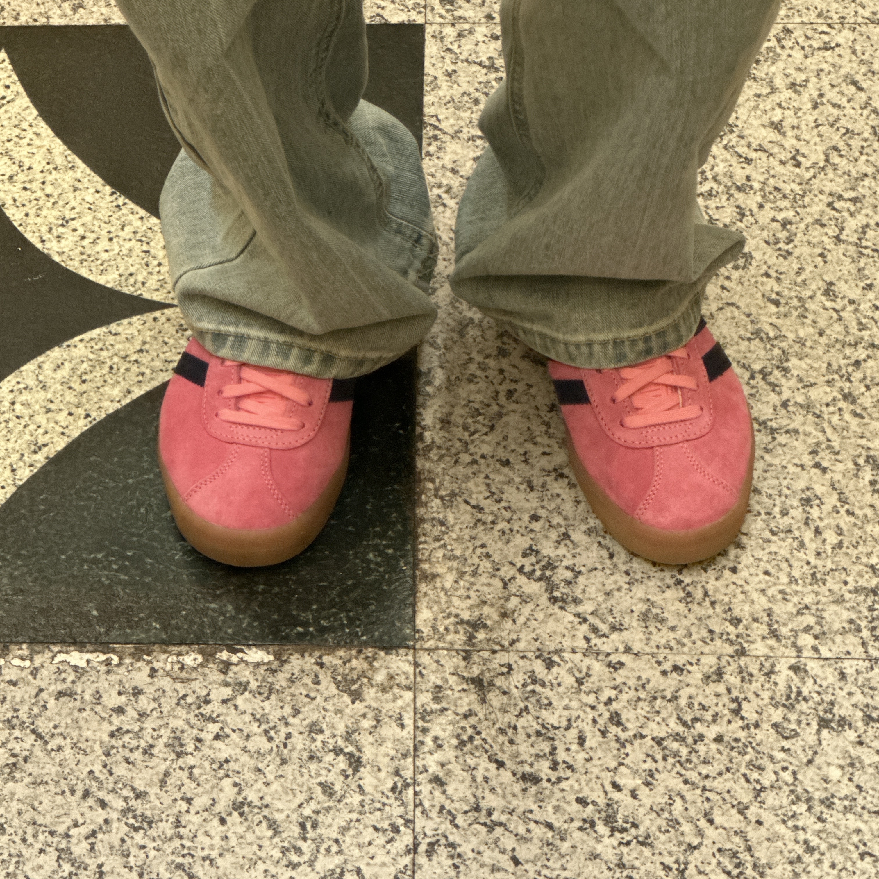 Adidas Gazelle 85 Bliss Pink Dark Blue 착용 스타일