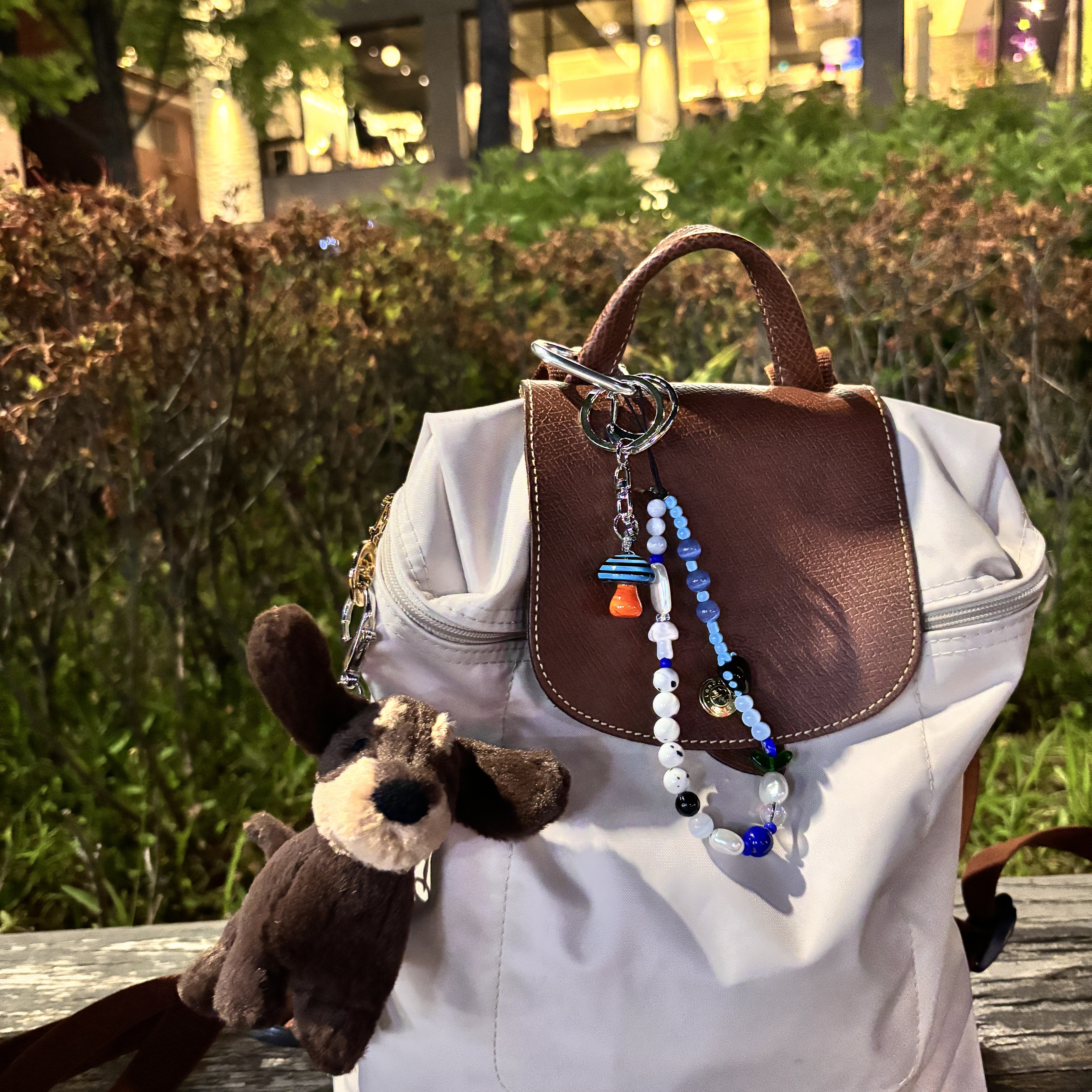 Jellycat Otto Sausage Dog Bag Charm Brown 착용 스타일