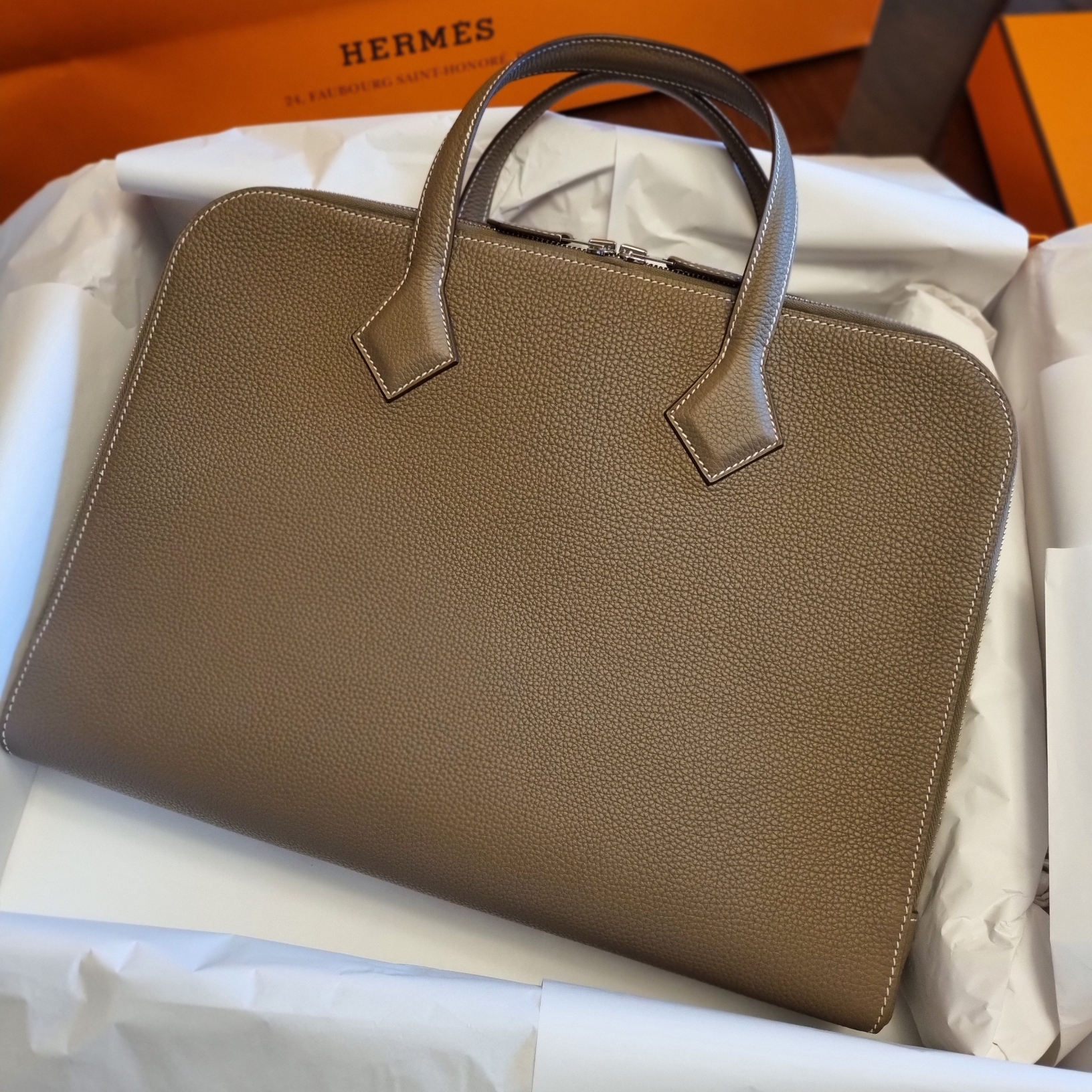 Hermes Victoria Light Briefcase Togo & Palladium Etoupe 착용 스타일